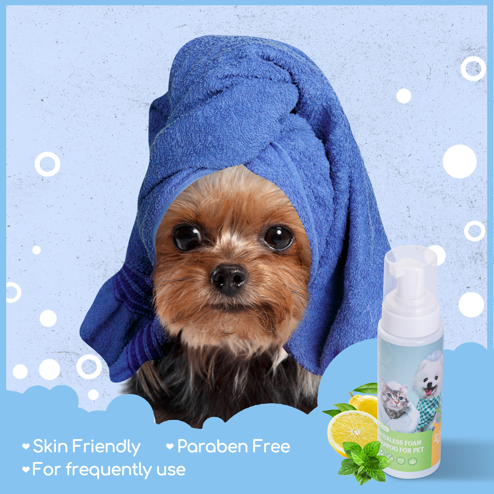 Yorkshire Terrier con toalla azul en la cabeza, junto a botella de champú para mascotas con limón y menta. Fondo azul con burbujas.