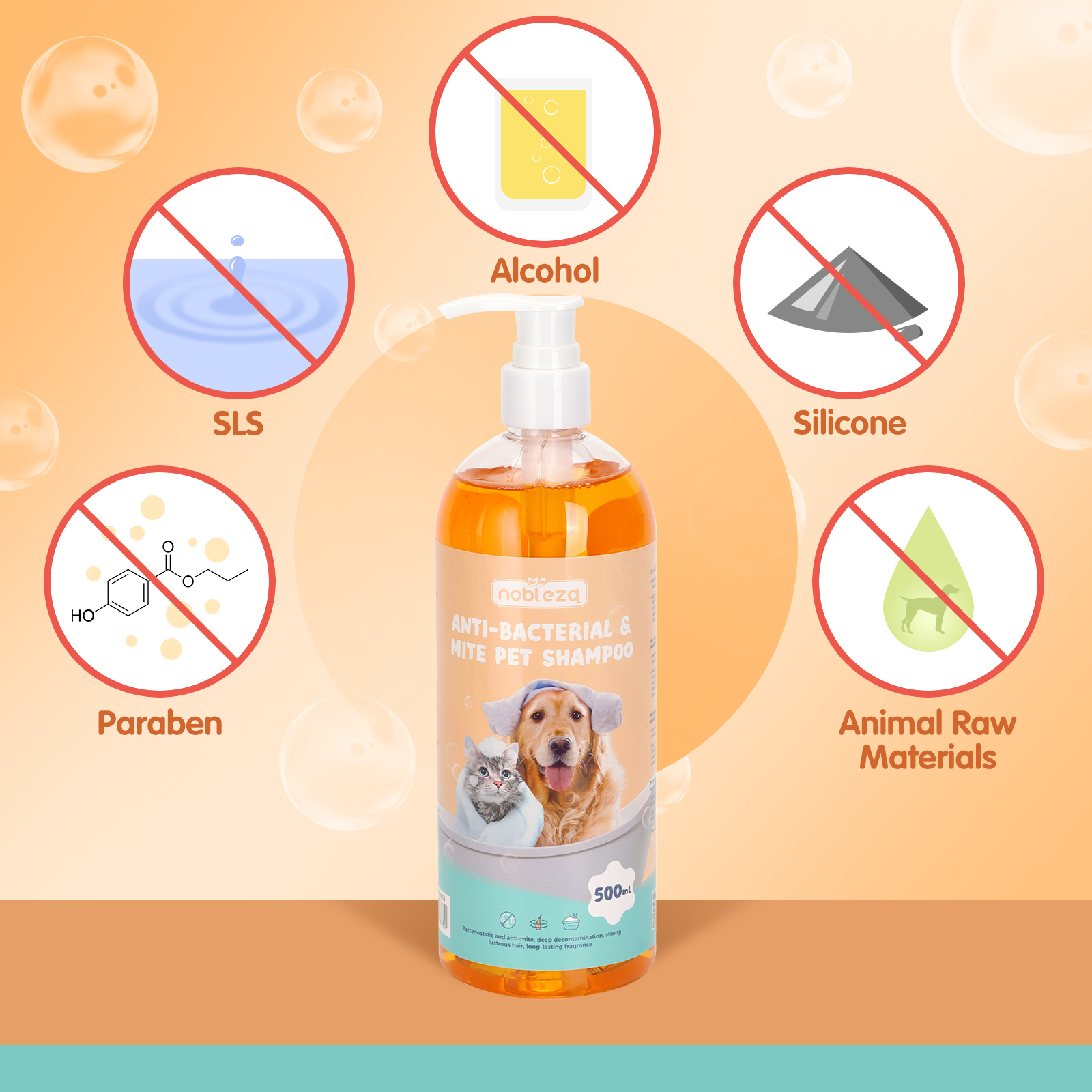Una botella de champú para mascotas con etiquetas que muestran lo que excluye: alcohol, SLS, parabenos, silicona y materias primas animales.