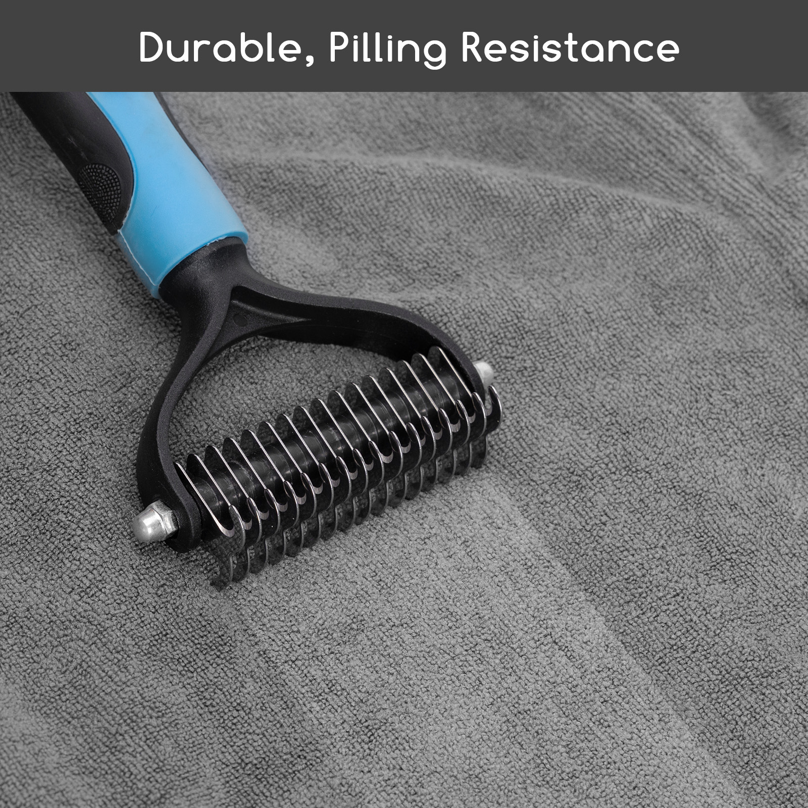 Una herramienta de aseo con cuchillas sobre una superficie gris. Arriba dice 'Durable, Pilling Resistance'.