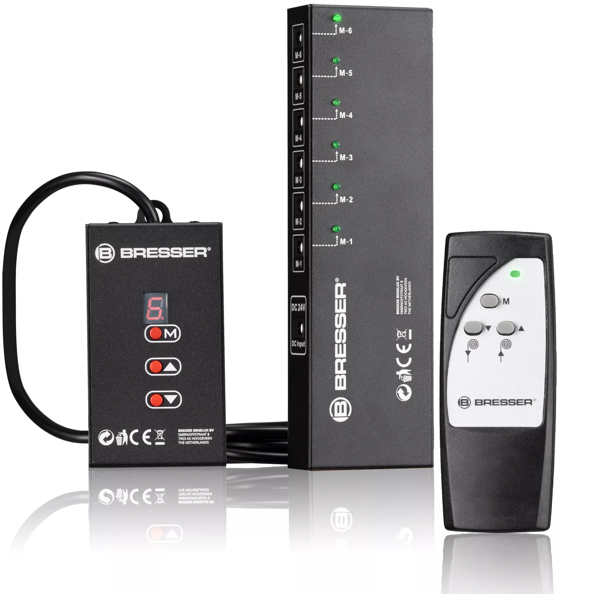 Un panel de control negro con botones, una pantalla digital y un mando a distancia. Tiene varias luces y un cable de alimentación.