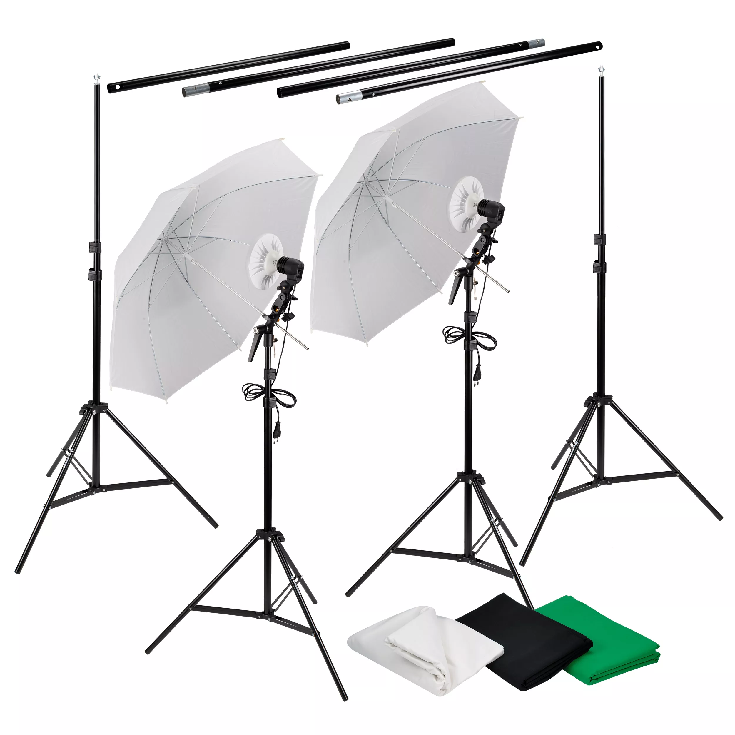 Configuración de iluminación de estudio con paraguas, soportes y reflectores sobre fondo blanco.