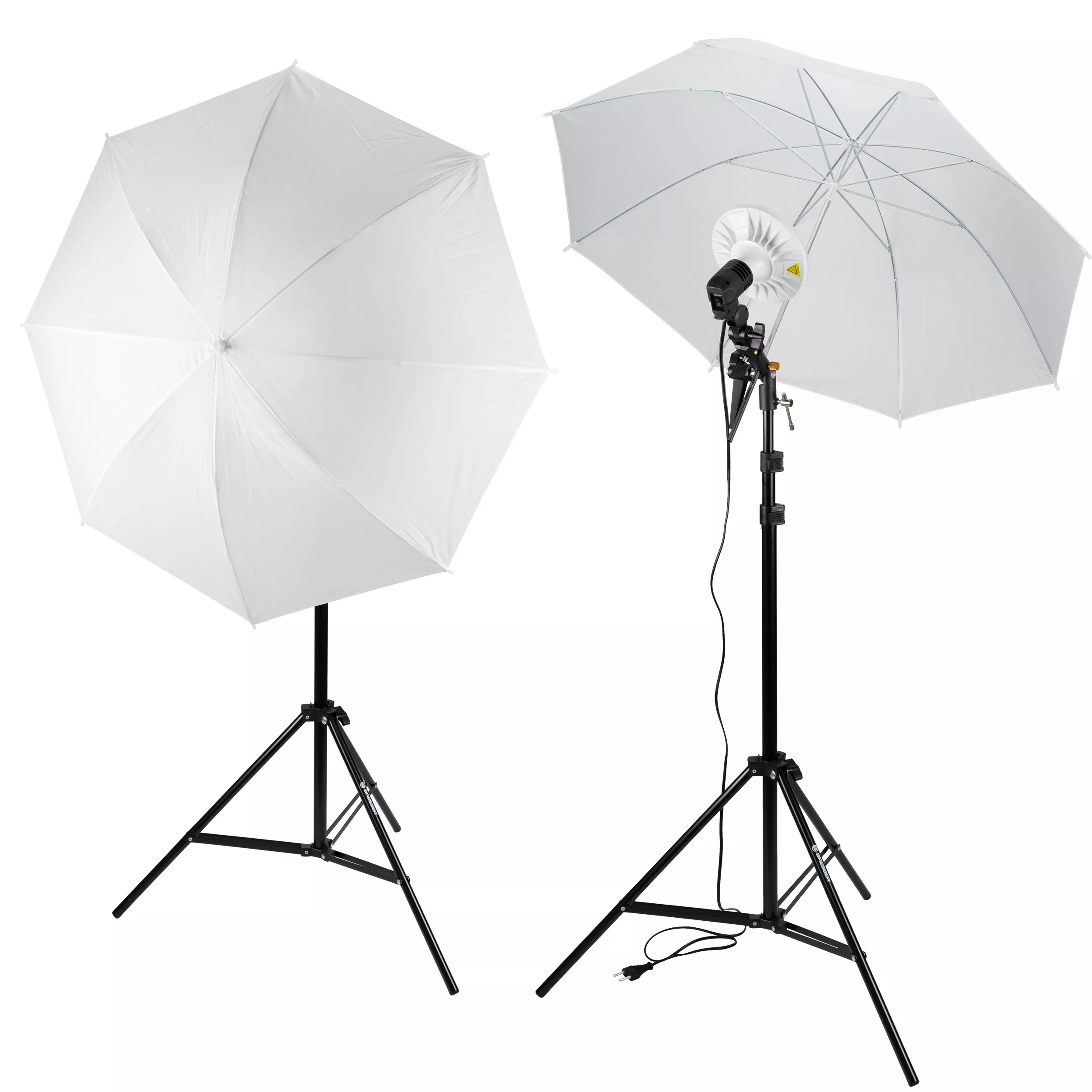 Dos paraguas de fotografía blancos en soportes; uno abierto, otro con luz.