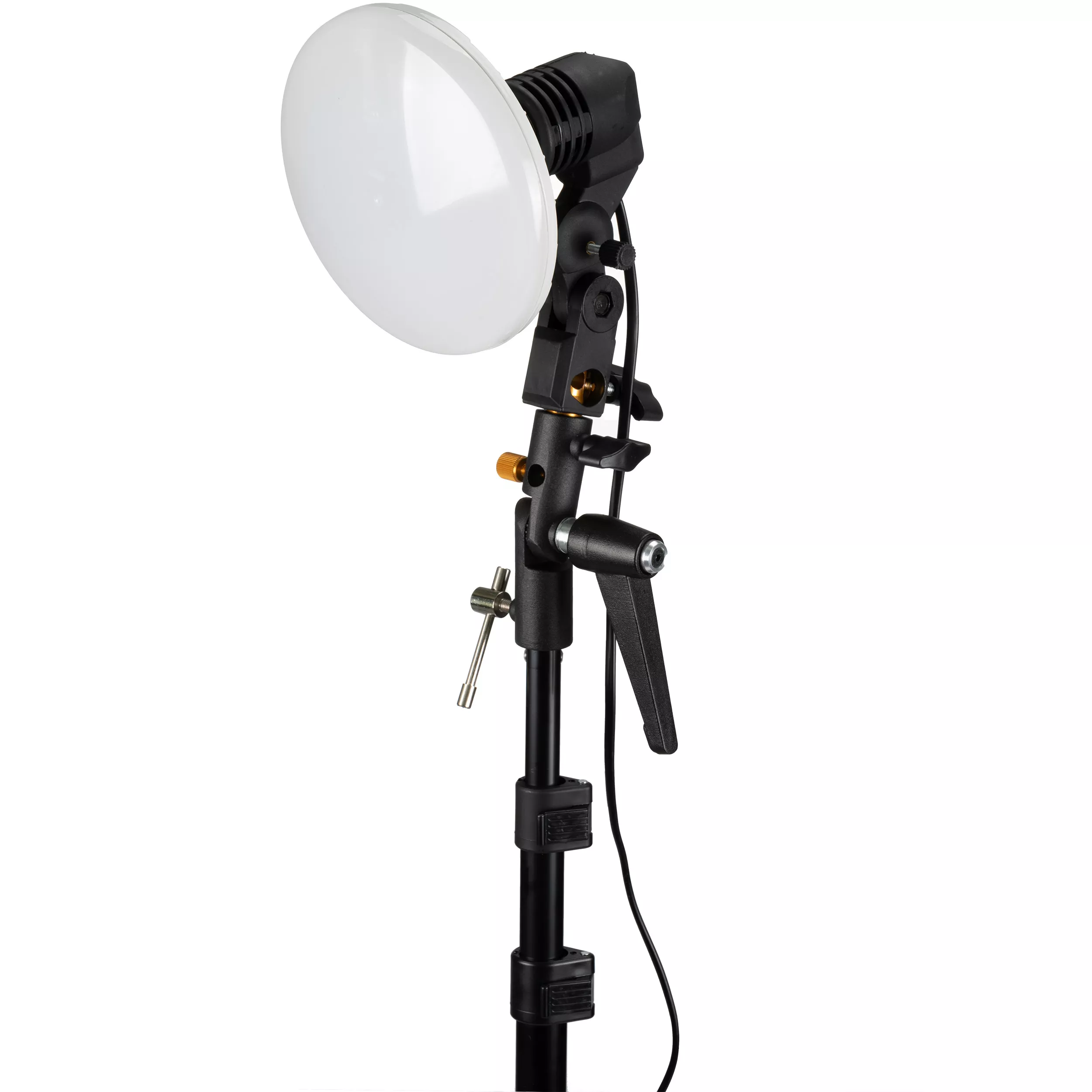 Una luz de estudio en un soporte. Tiene un reflector blanco y un soporte negro. El soporte es ajustable.