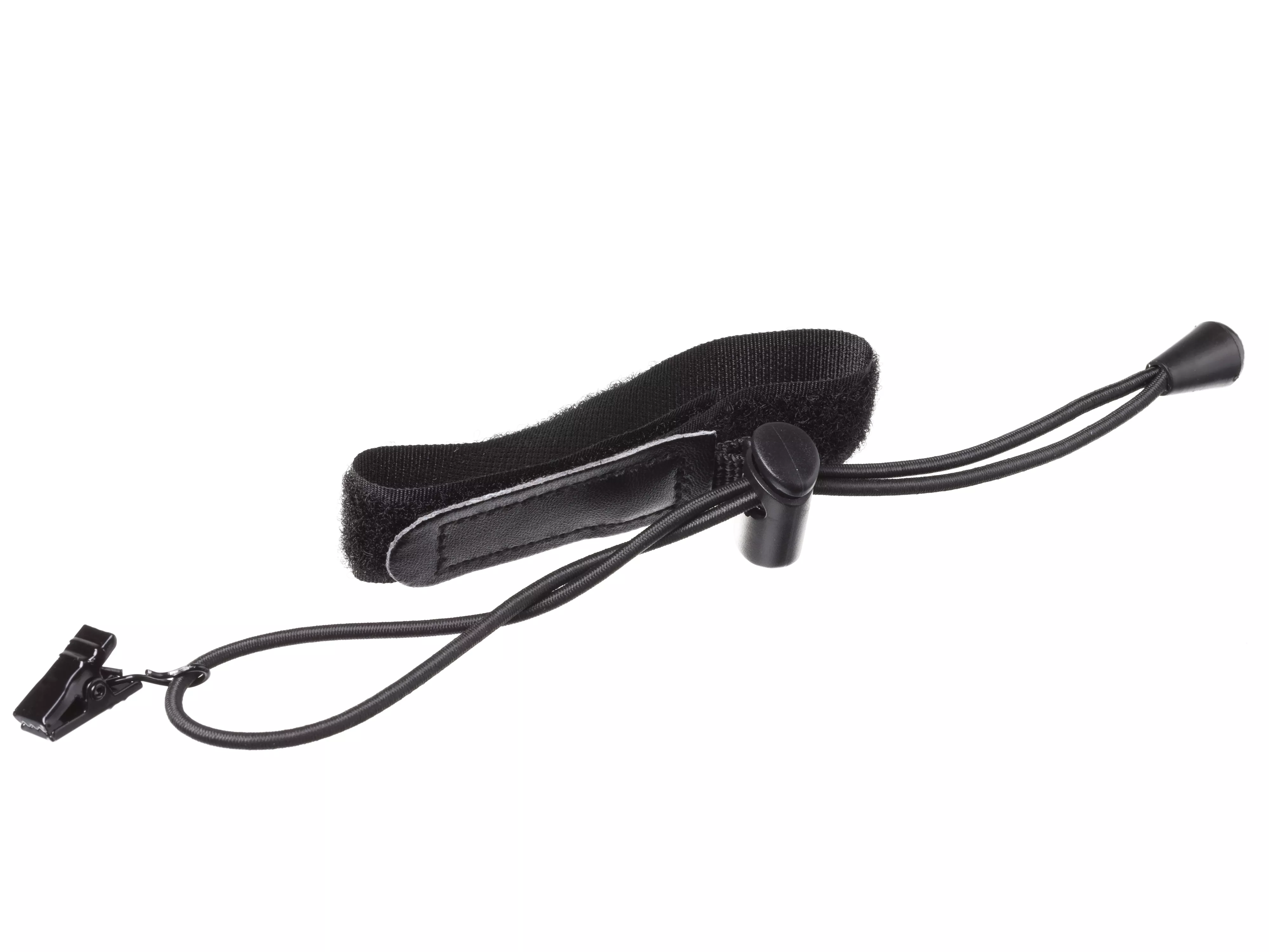 Una correa negra con hebilla y un cordón con clip. Está sobre un fondo blanco.