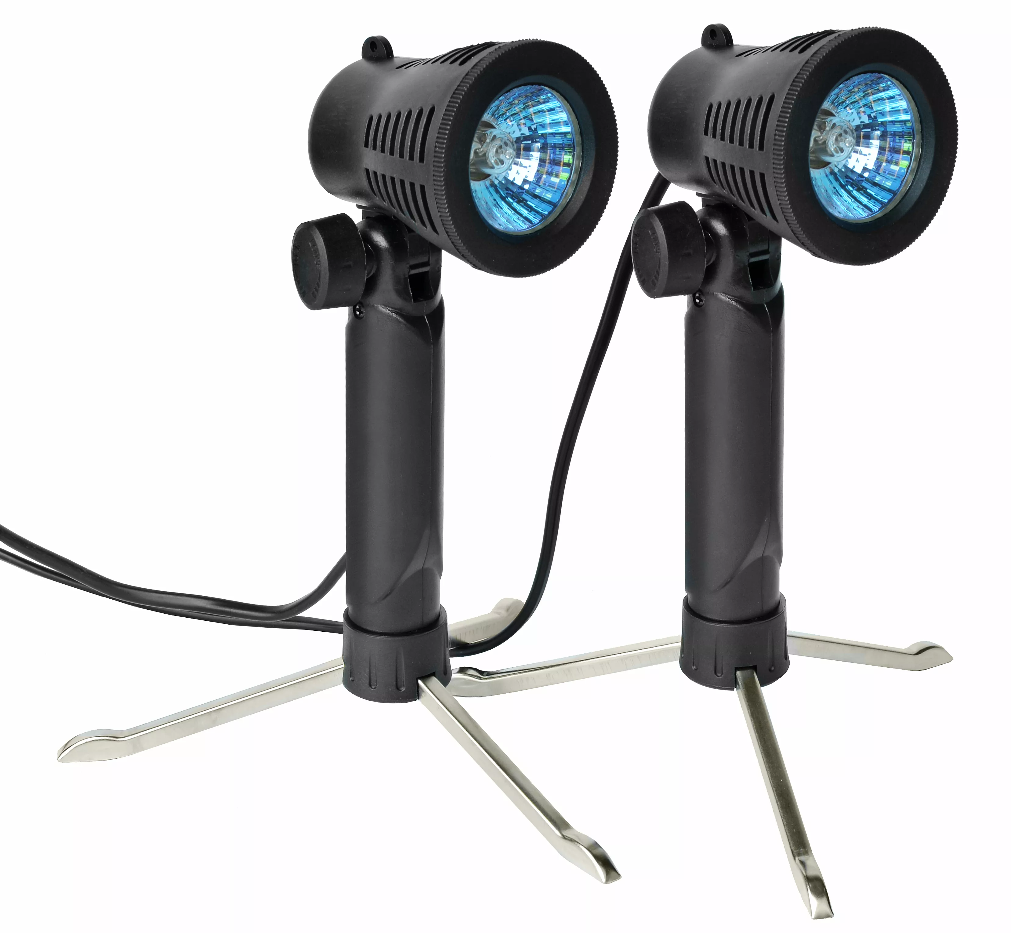 Twee zwarte studiolampen op zilveren statieven, blauw licht van de lampen.