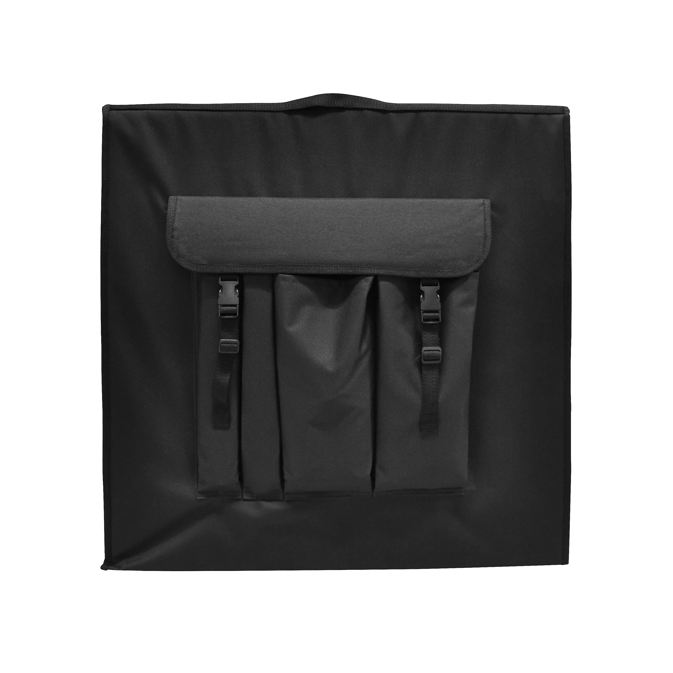Zwarte tas met klepzak, twee riemen en gespen op een witte achtergrond. Er zit een handvat aan de bovenkant.