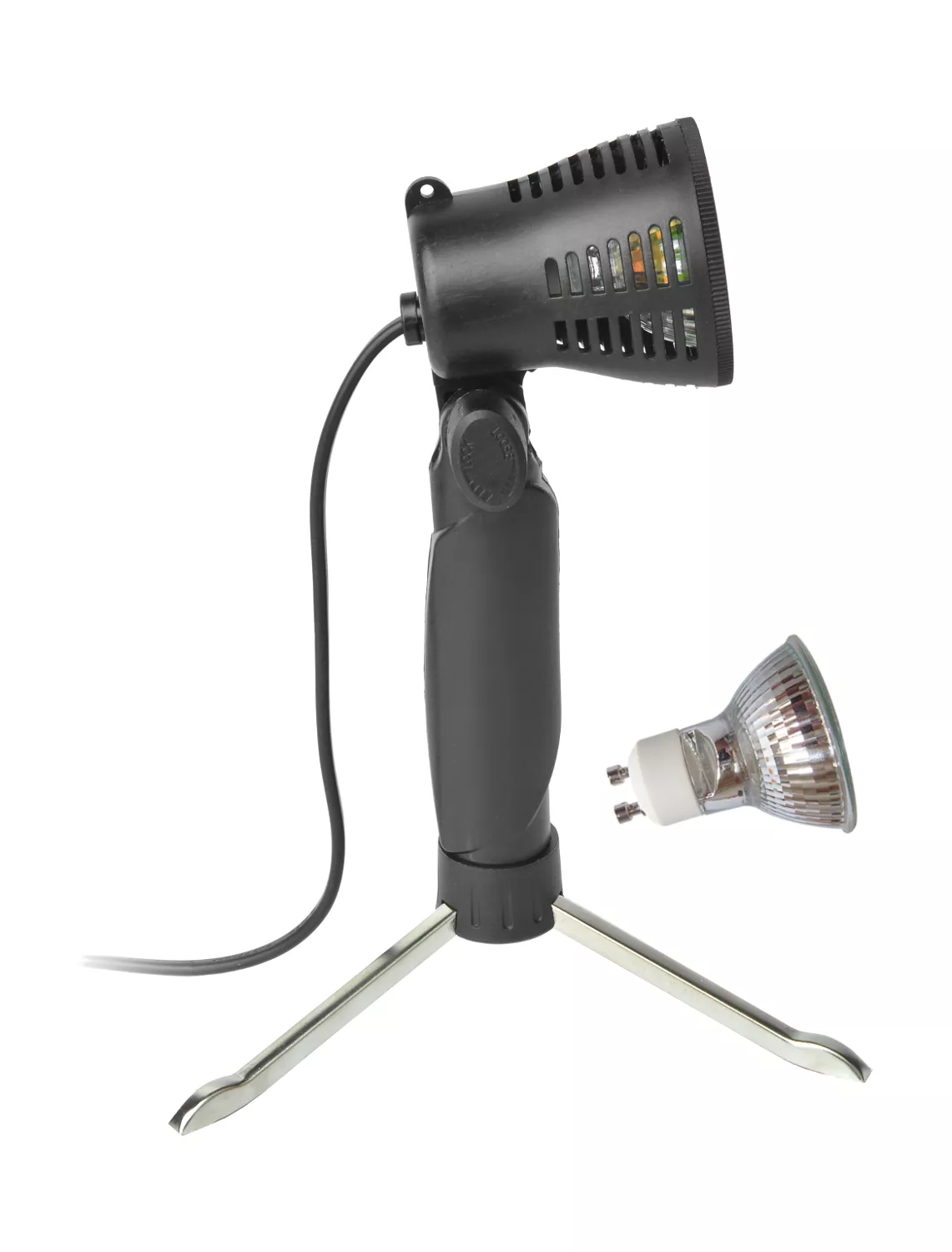 Zwarte fotografielamp op een statief, met een aparte gloeilamp en een witte achtergrond.