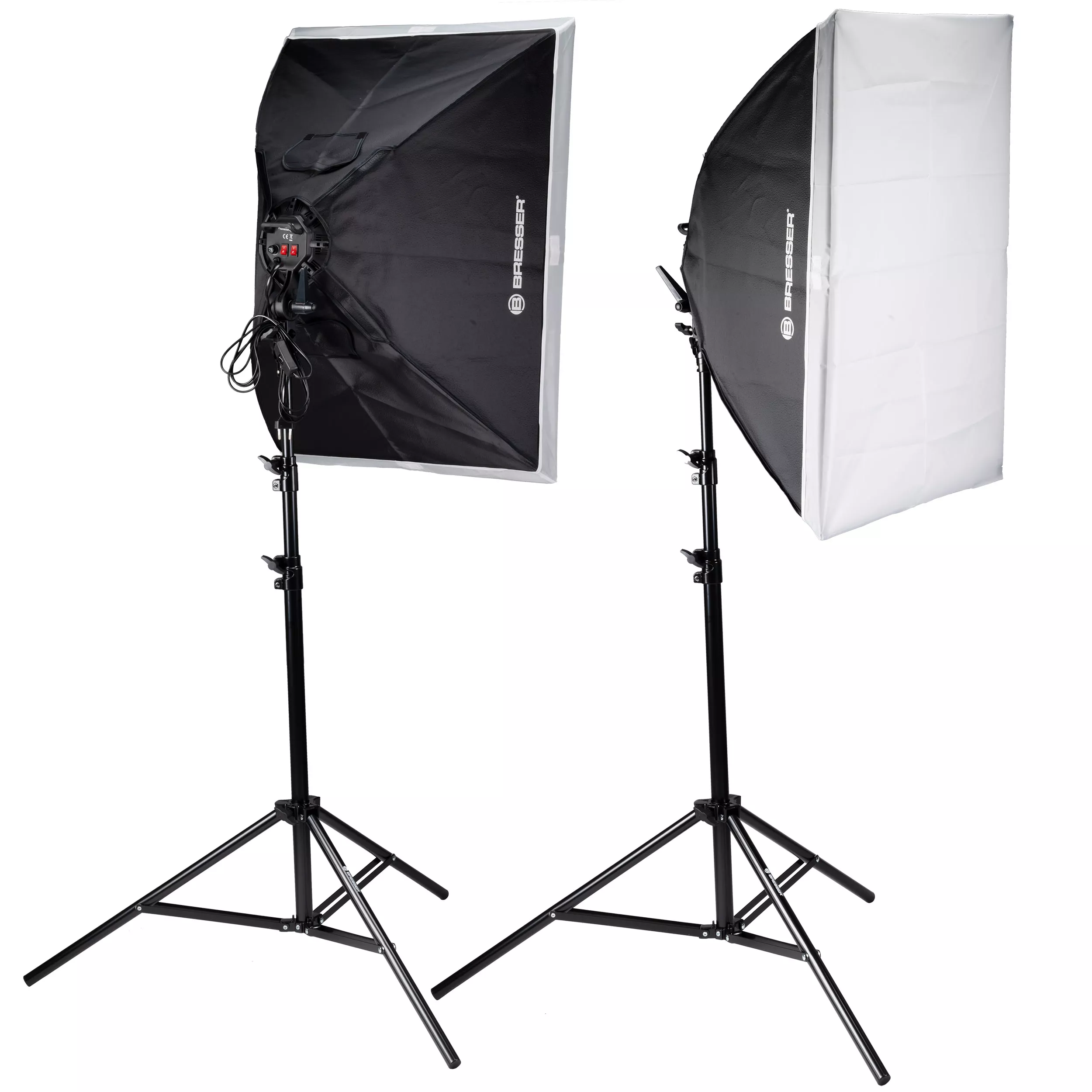 Dos luces de estudio sobre soportes. Cada una tiene un softbox blanco y negro adjunto.