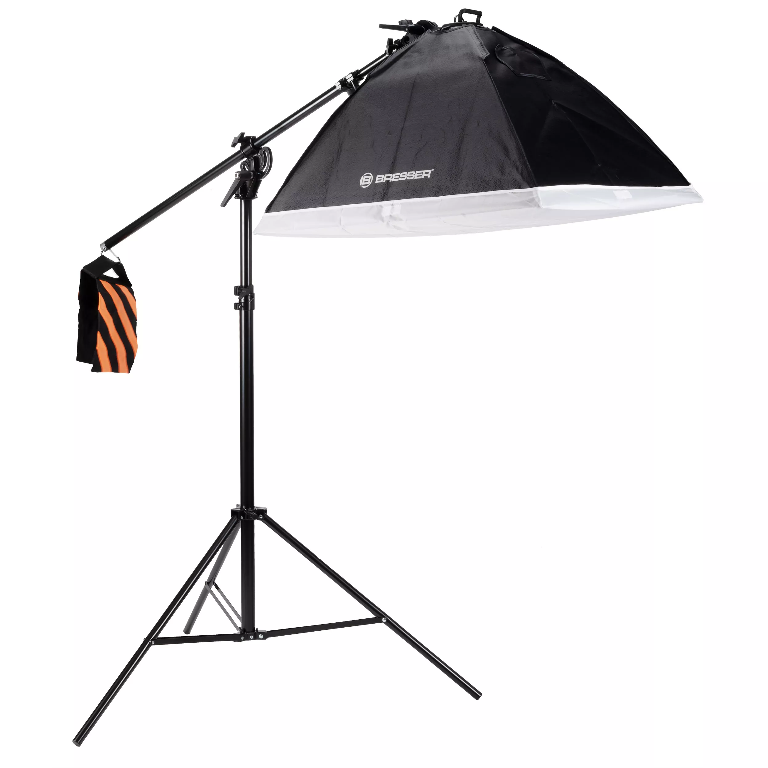 Configuración de iluminación de estudio. Softbox negra con interior blanco sobre un soporte. Bolsa de peso colgando.