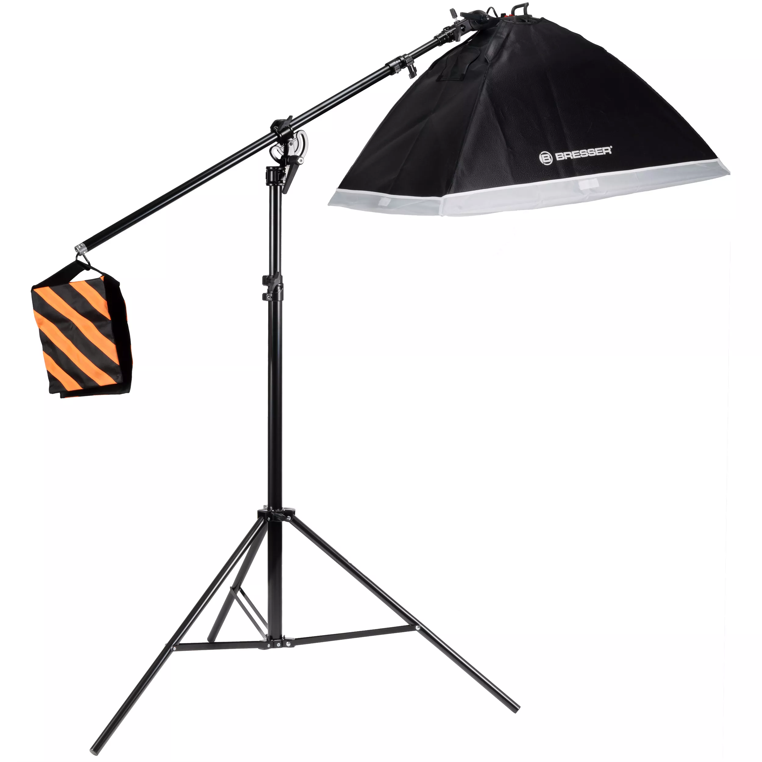 Una configuración de iluminación de estudio con soporte, brazo, luz y una bolsa de arena.