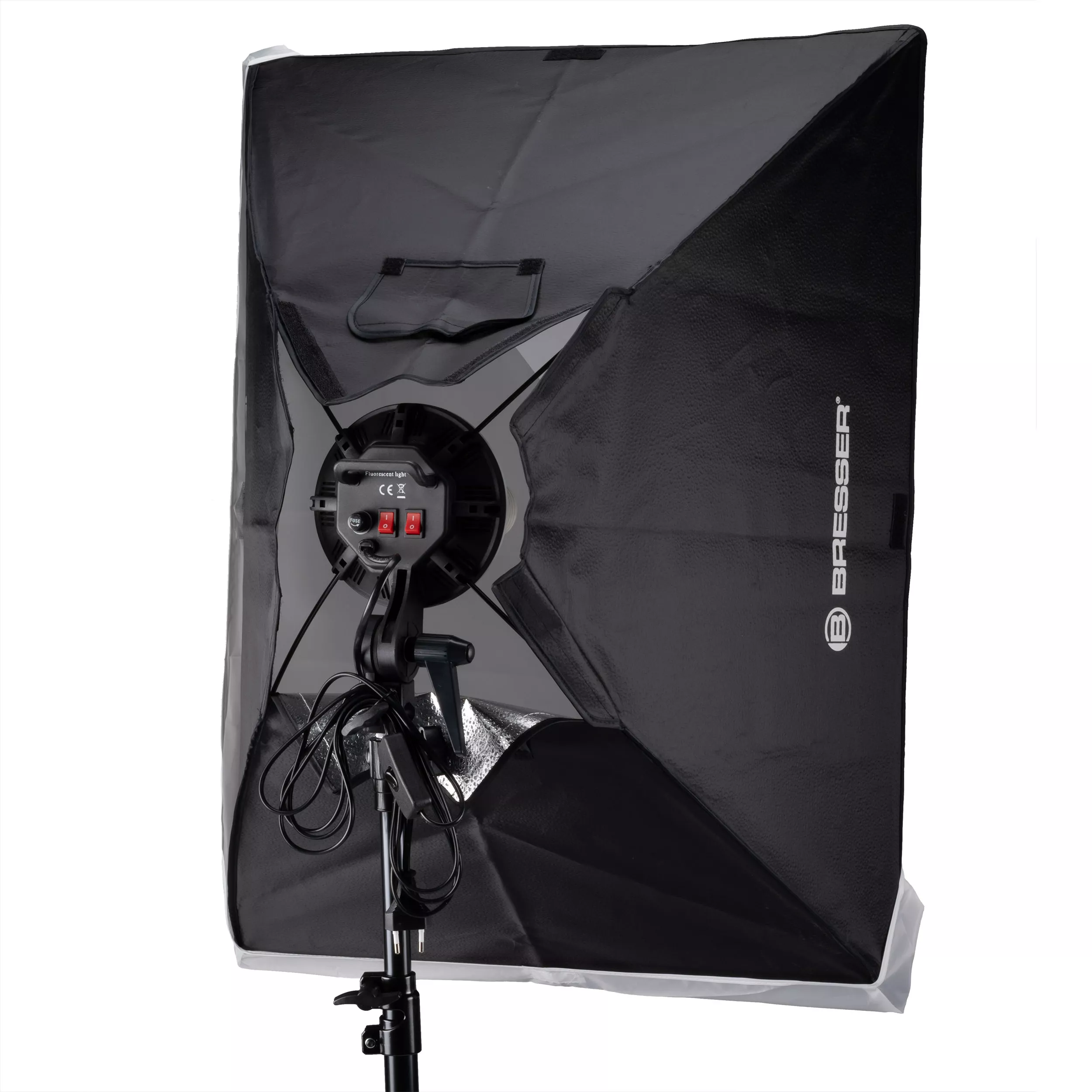 Una luz de softbox negra con un soporte. La luz tiene interruptores en la parte posterior.