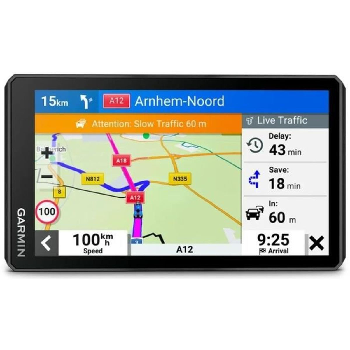 Dispositivo di navigazione GPS che mostra una mappa con guida stradale e informazioni sul traffico.