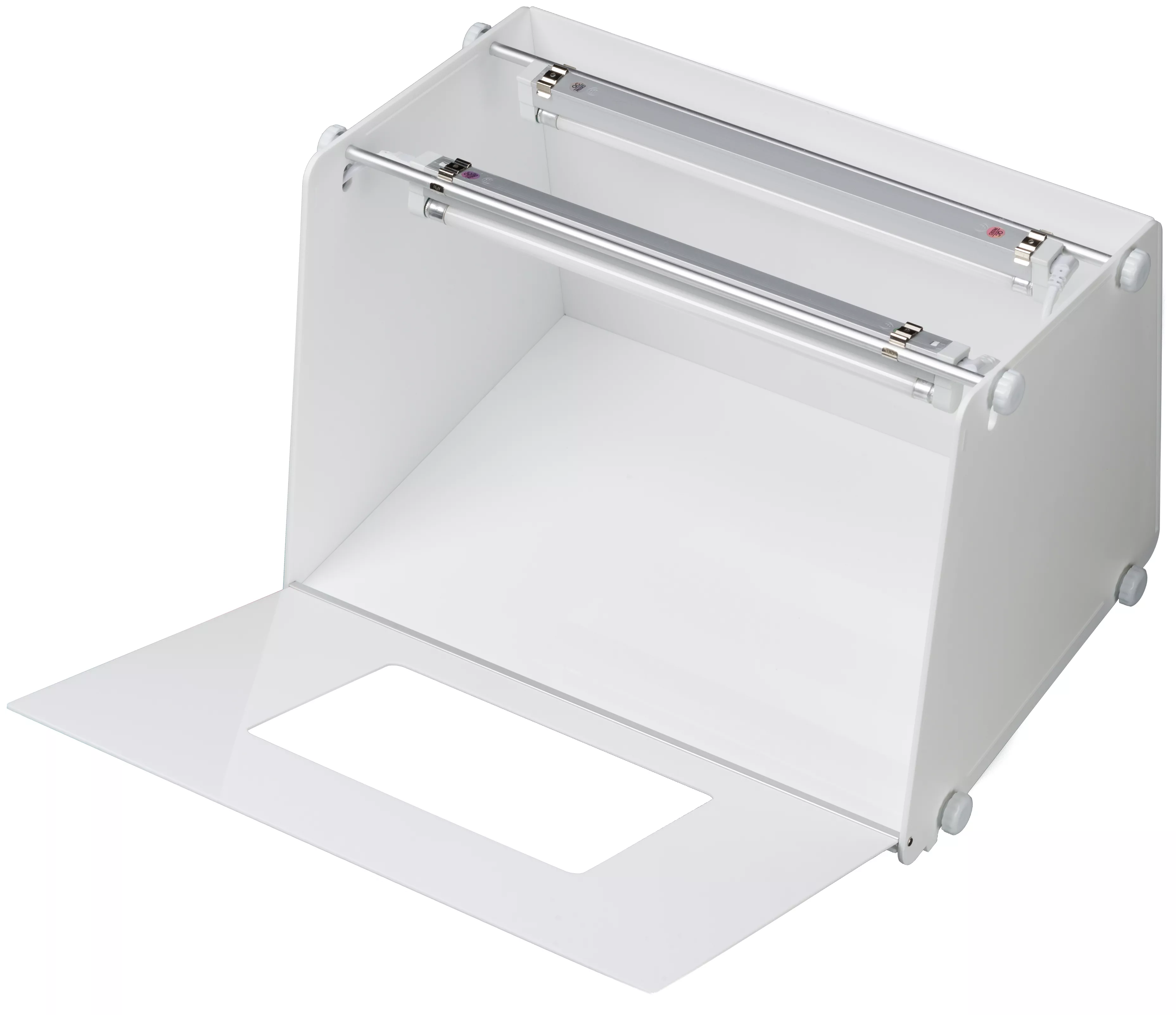 Estudio fotográfico blanco con puerta abierta, dos luces e interior blanco.