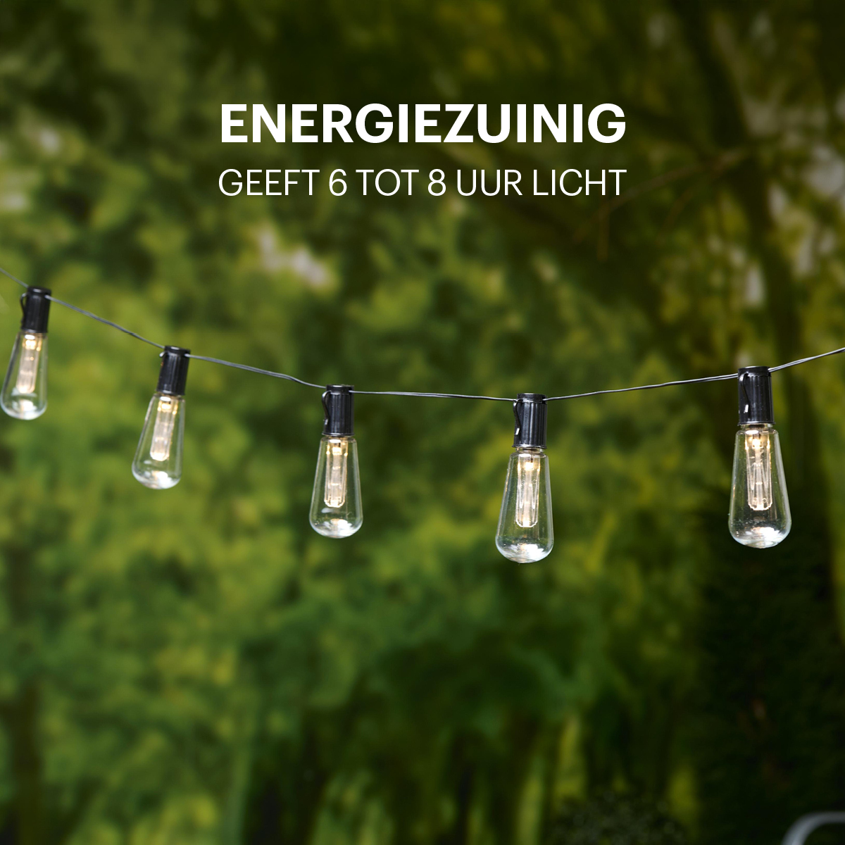 Een snoer buitenverlichting met lampvormige lampen tegen een wazige groene achtergrond.