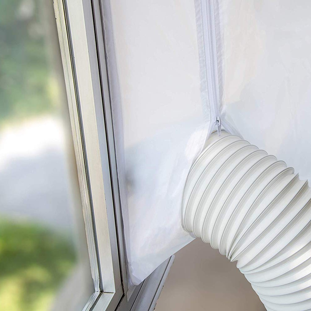 Weißer Kunststoff-Fensterdichtung mit weißem Flexschlauch. Blick auf ein Fenster und die Außenwelt.