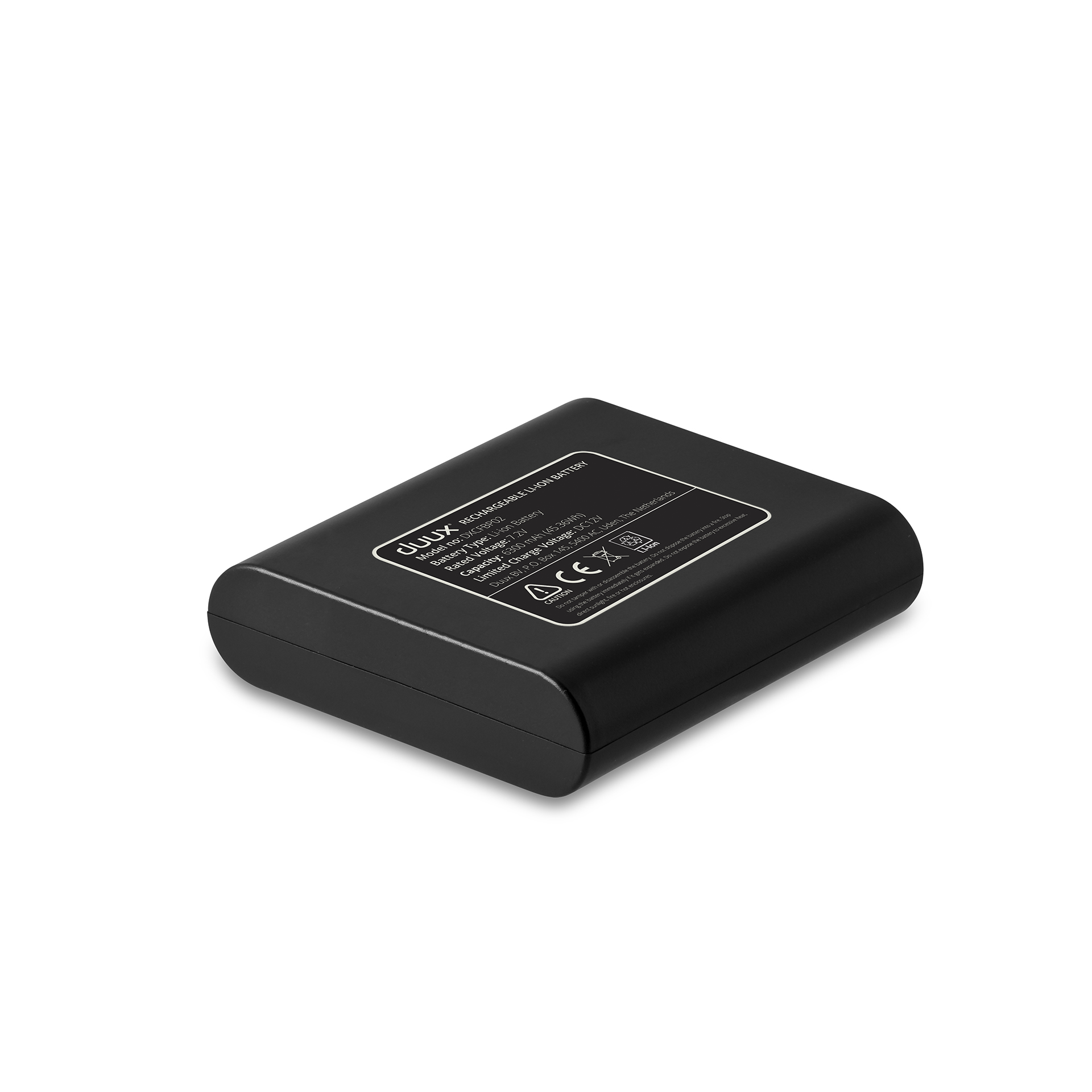 Zwart rechthoekig batterijpakket met wit label, op een witte ondergrond.