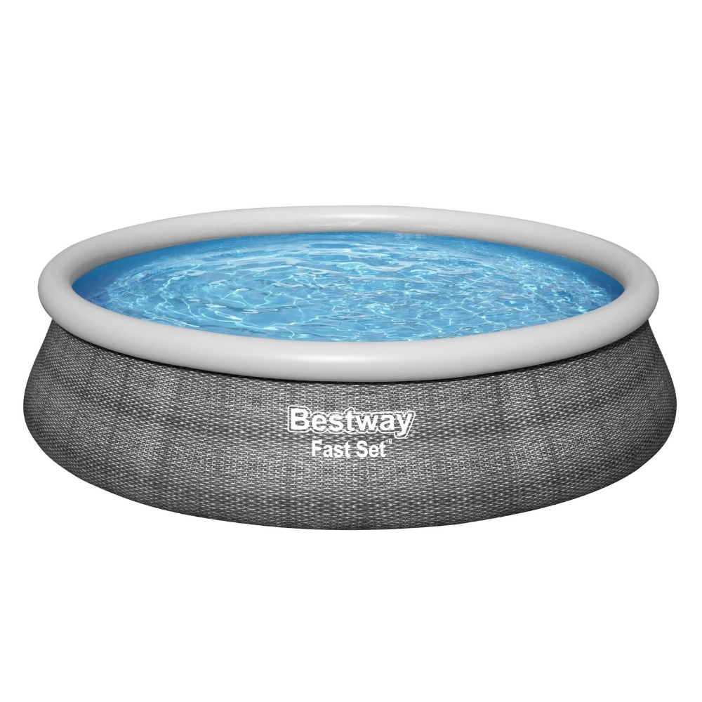 Piscine ronde et grise remplie d'eau.