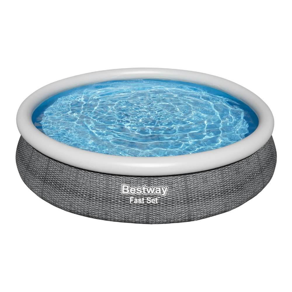 Grijs geweven zwembad met witte rand, vol water en Bestway logo.
