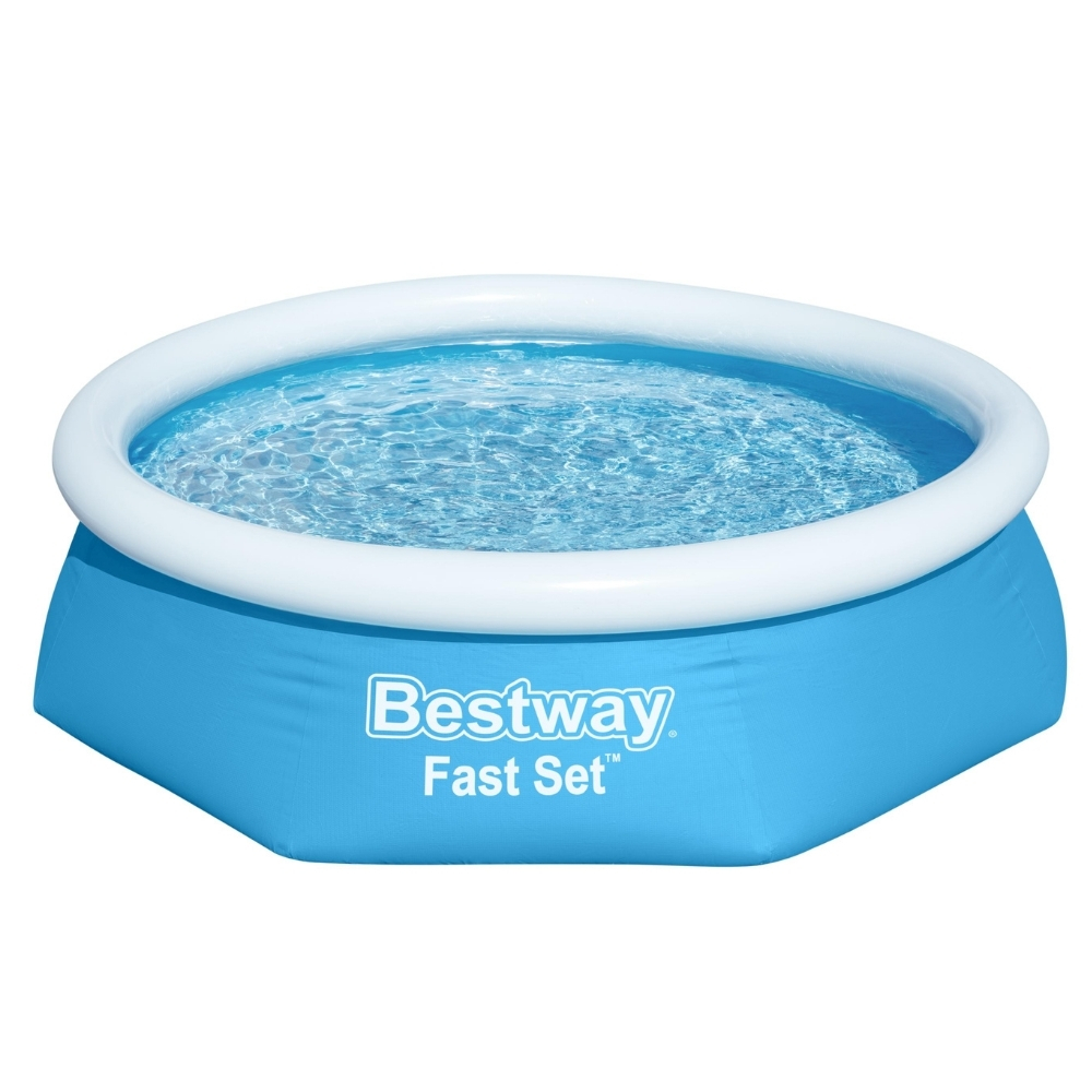 Blauer runder Pool mit weißem Rand. Bestway Fast Set steht auf der Seite. Mit Wasser gefüllt.