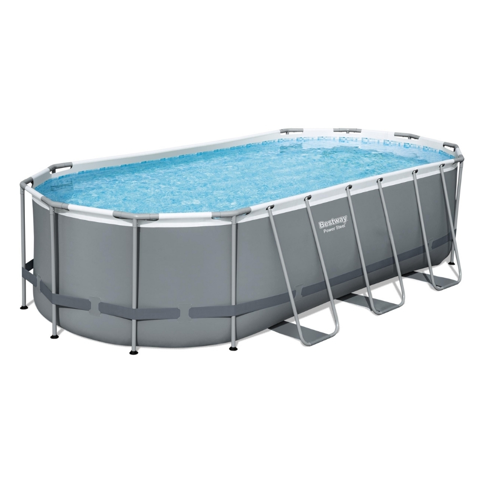 Een ovale grijze pool met metalen frame en ladders.