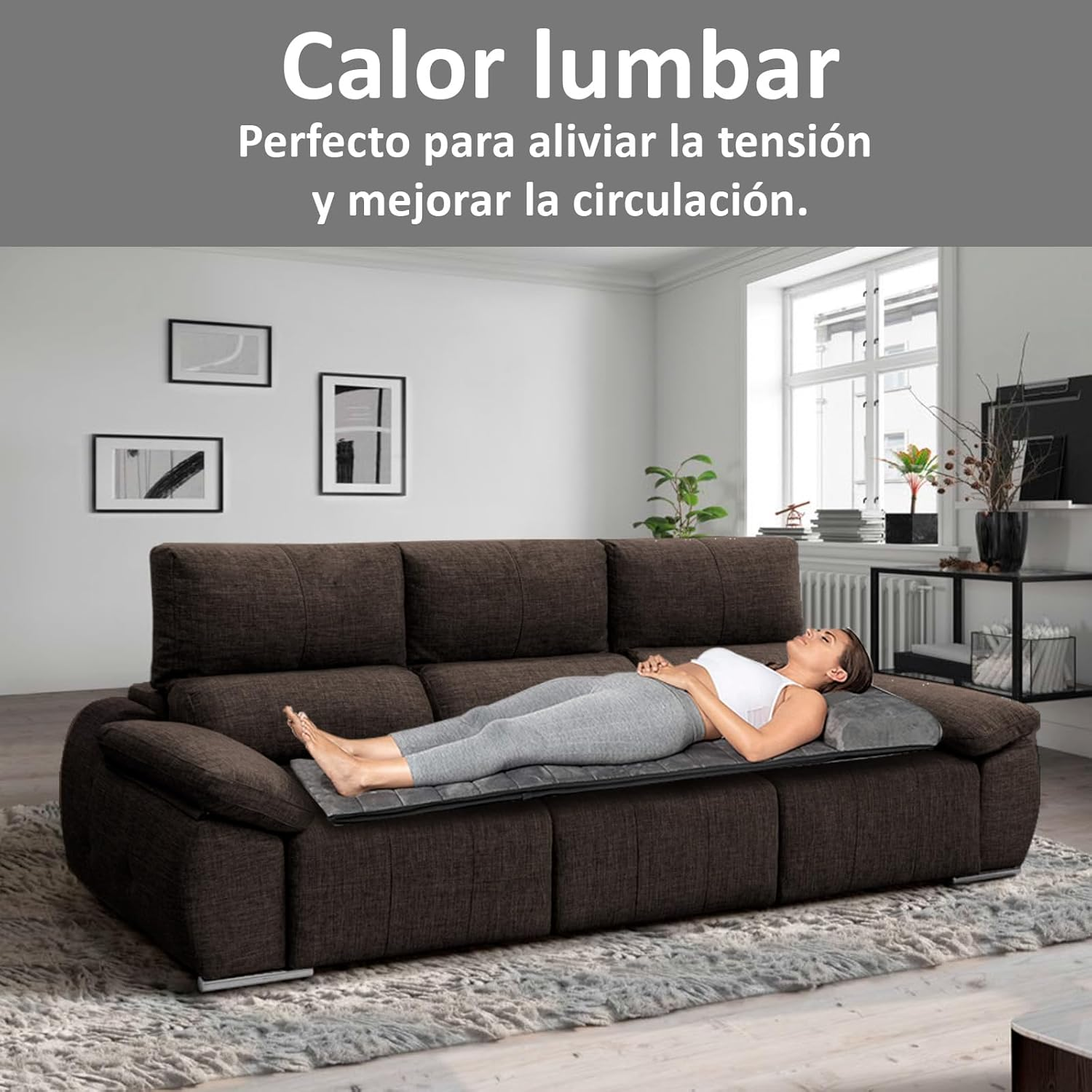 Una mujer acostada en un sofá marrón con una almohadilla térmica lumbar, texto: 'Calor lumbar'.