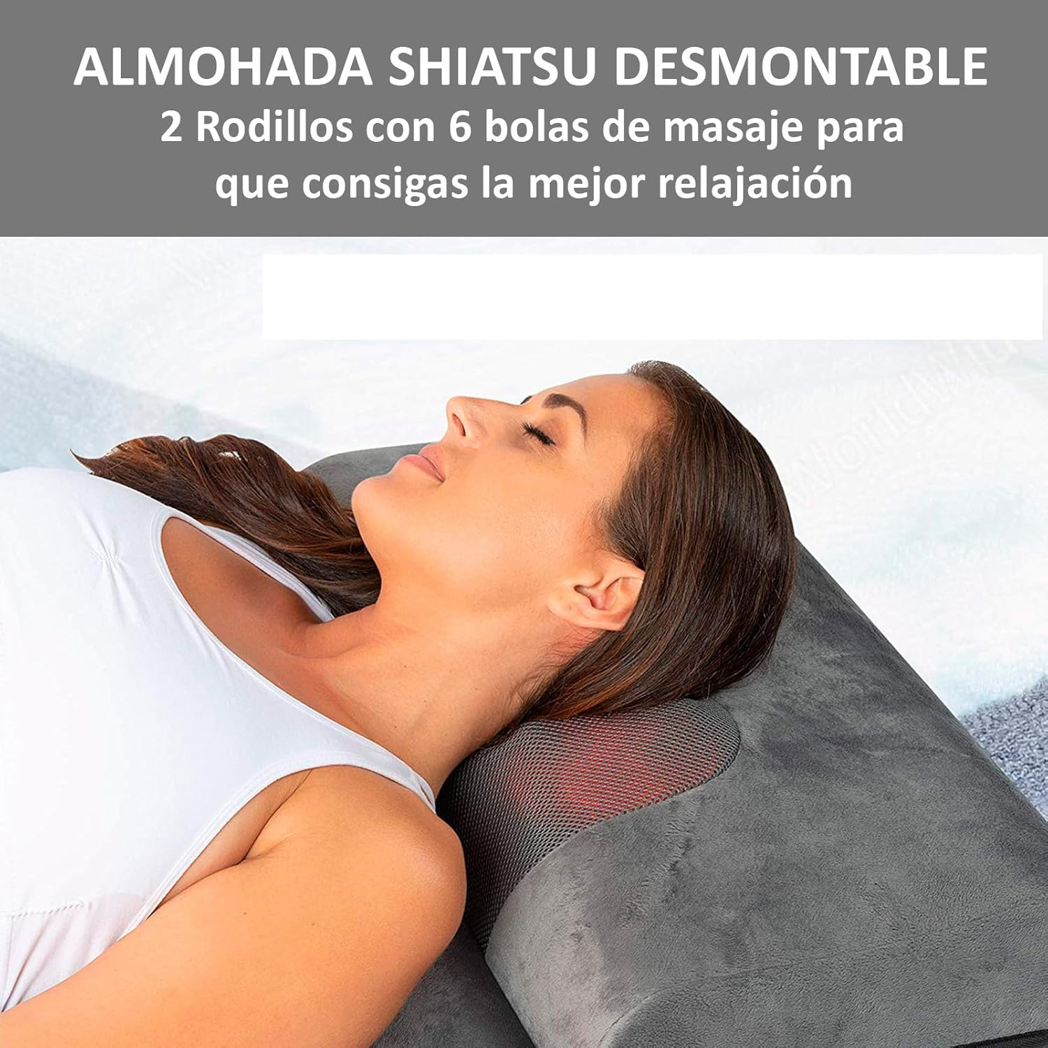 Una mujer está acostada sobre una almohada gris. El texto dice 'ALMOHADA SHIATSU' y que tiene 2 rodillos con 6 bolas de masaje para relajarse.