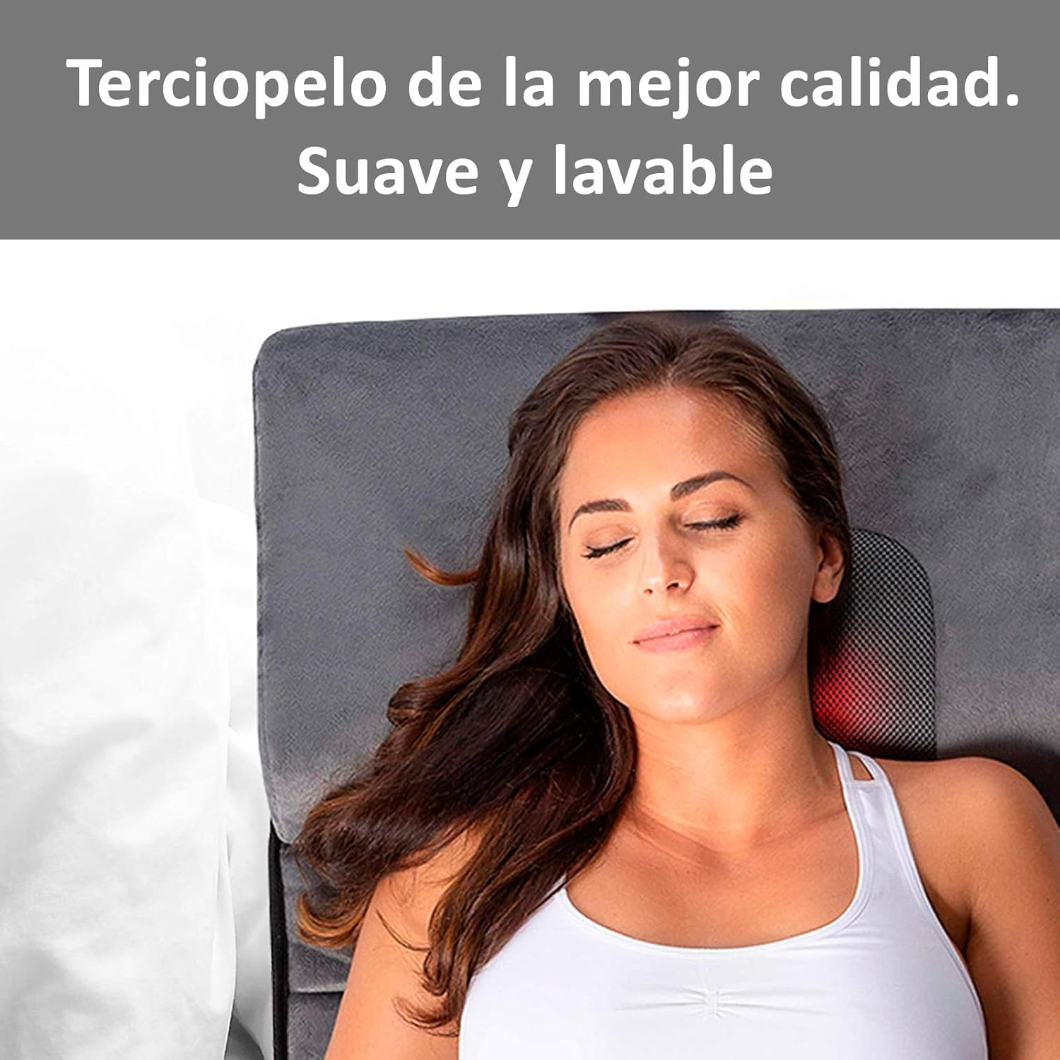 Mujer con ojos cerrados sobre una almohada gris. Viste top blanco. Texto: terciopelo de alta calidad, suave y lavable.