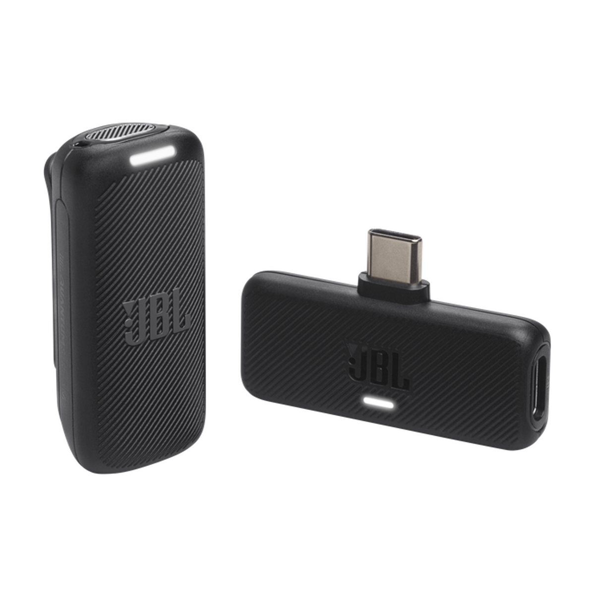 Dwa czarne bezprzewodowe urządzenia audio JBL. Jeden ma złącze USB-C.