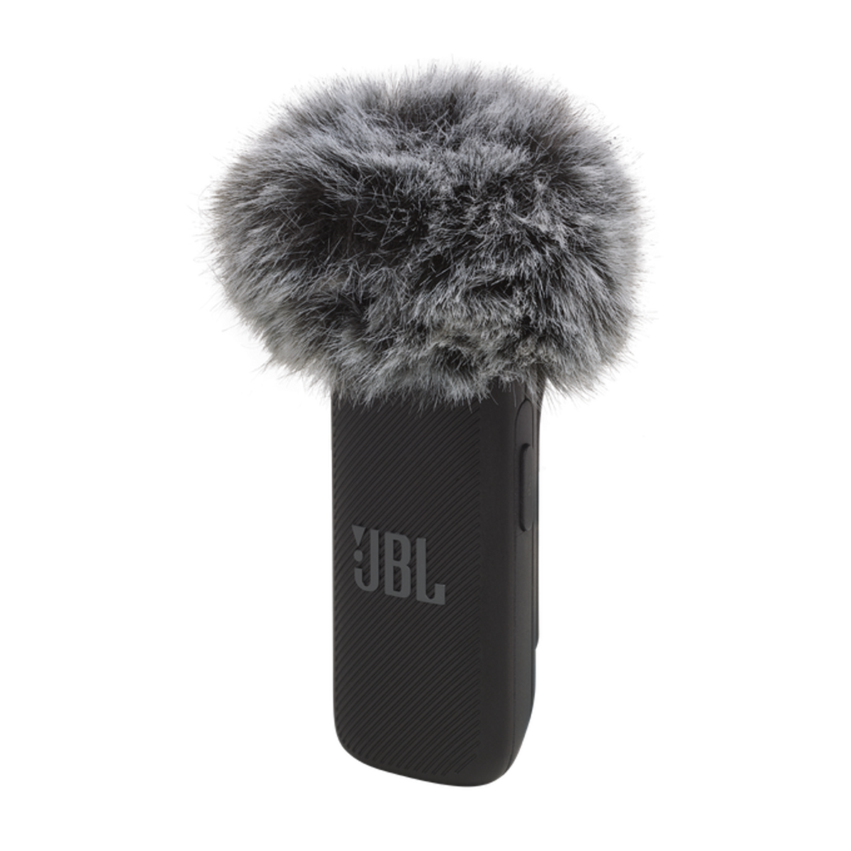 Czarny mikrofon z futrzaną, szarą osłoną przeciwwiatrową. Mikrofon ma logo JBL.