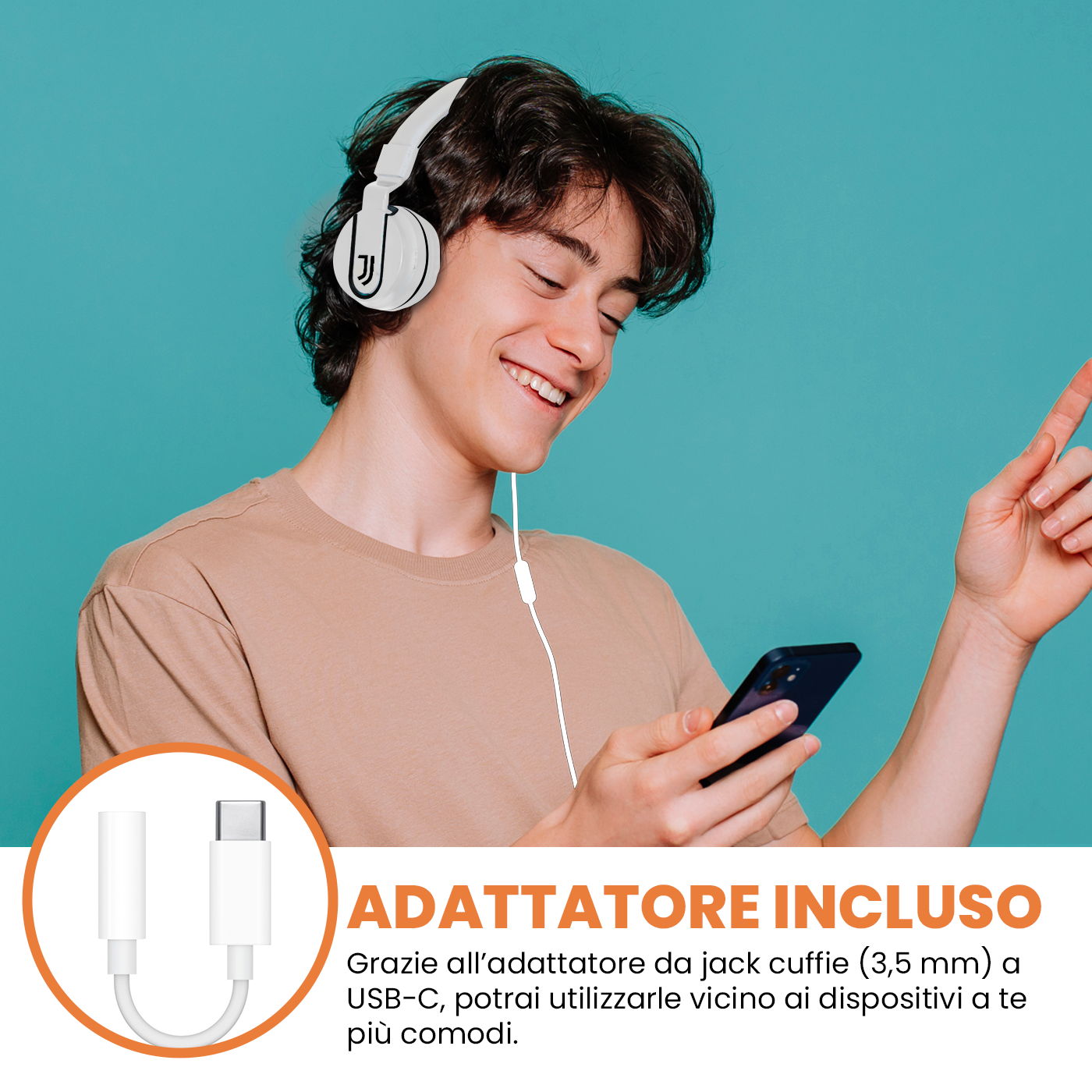 Giovane con le cuffie, che usa il telefono, e tiene un adattatore USB-C incluso.