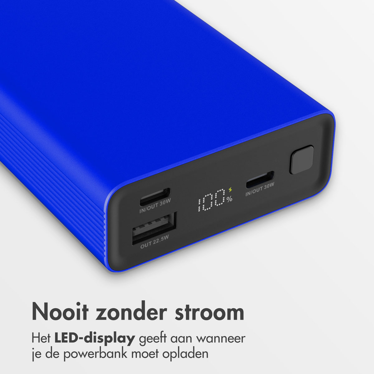 Batterie externe bleue avec un affichage numérique indiquant 100% de charge et deux ports USB.