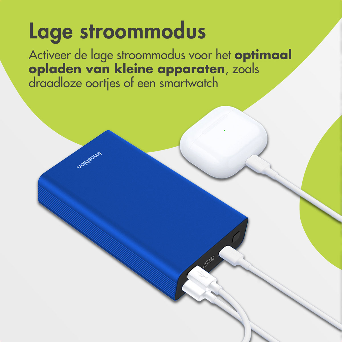 Batterie externe bleue avec câbles de charge blancs. Écouteurs sans fil blancs en charge. Fond bleu.