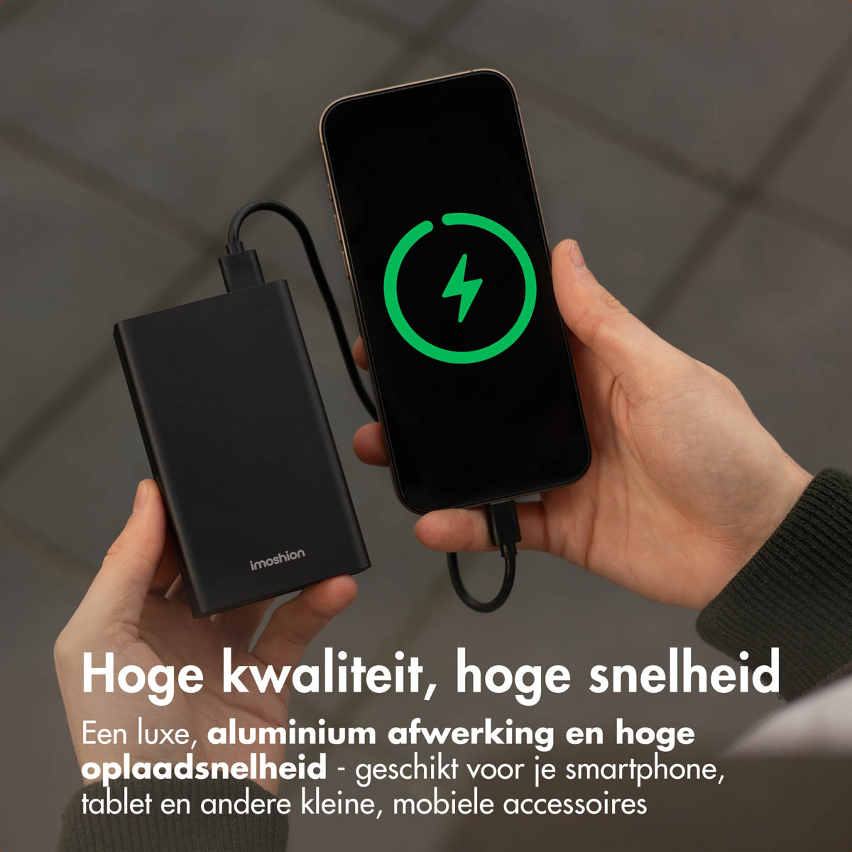 Batterie externe noire chargeant un téléphone. Texte : Haute qualité, haute vitesse.
