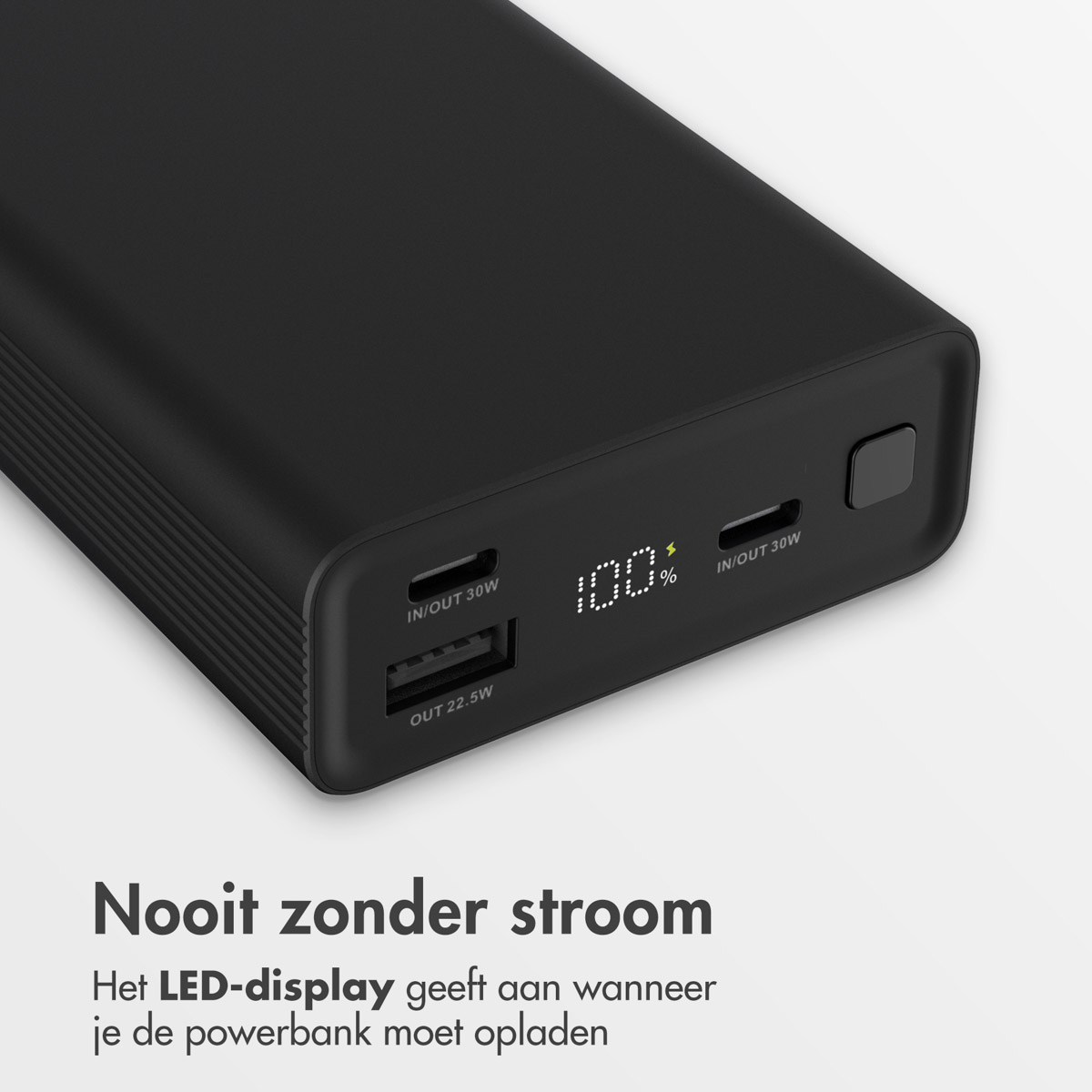 Batterie externe noire avec écran LED indiquant 100 % de charge. Elle possède deux ports USB et un bouton.