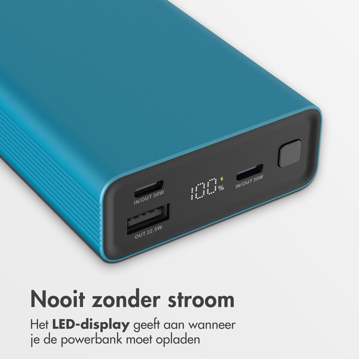 Batterie externe bleue avec écran LED indiquant 100 % de charge. Elle possède deux ports USB et un bouton.