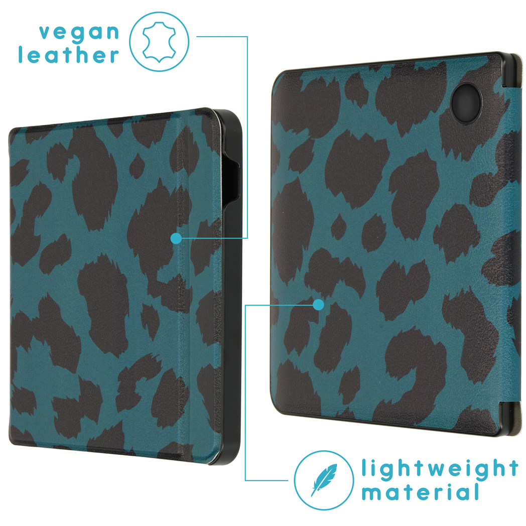 E-reader hoes, blauwgroen met zwarte luipaardprint. Text: vegan leer, lichtgewicht.