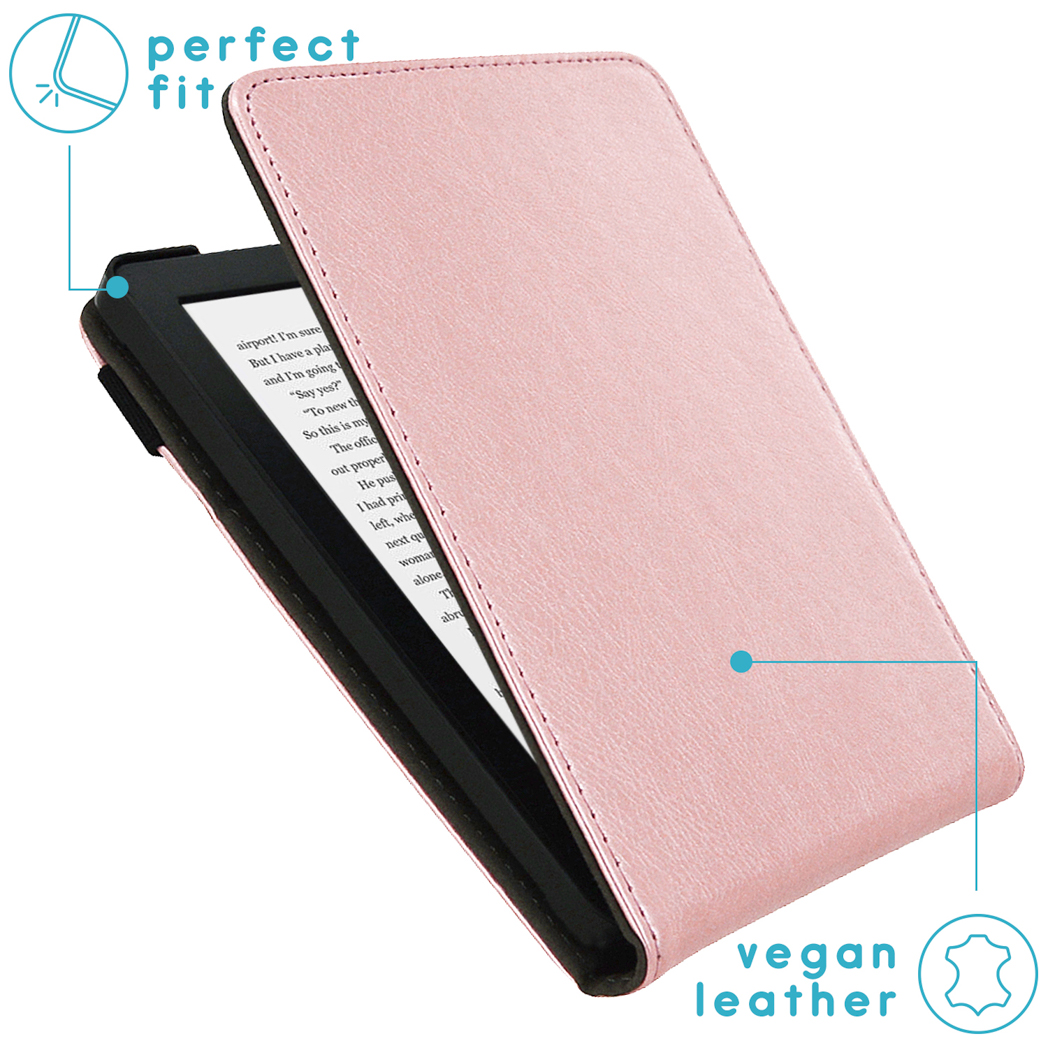 Roze vegan leren e-reader hoes, open. Het apparaat is zichtbaar met tekst op het scherm.