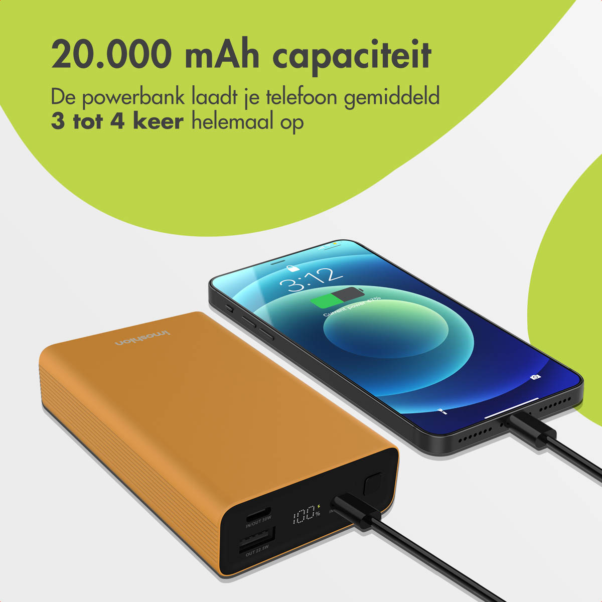 Batterie externe orange chargeant un téléphone. Le téléphone affiche l'état de charge. Fond vert.