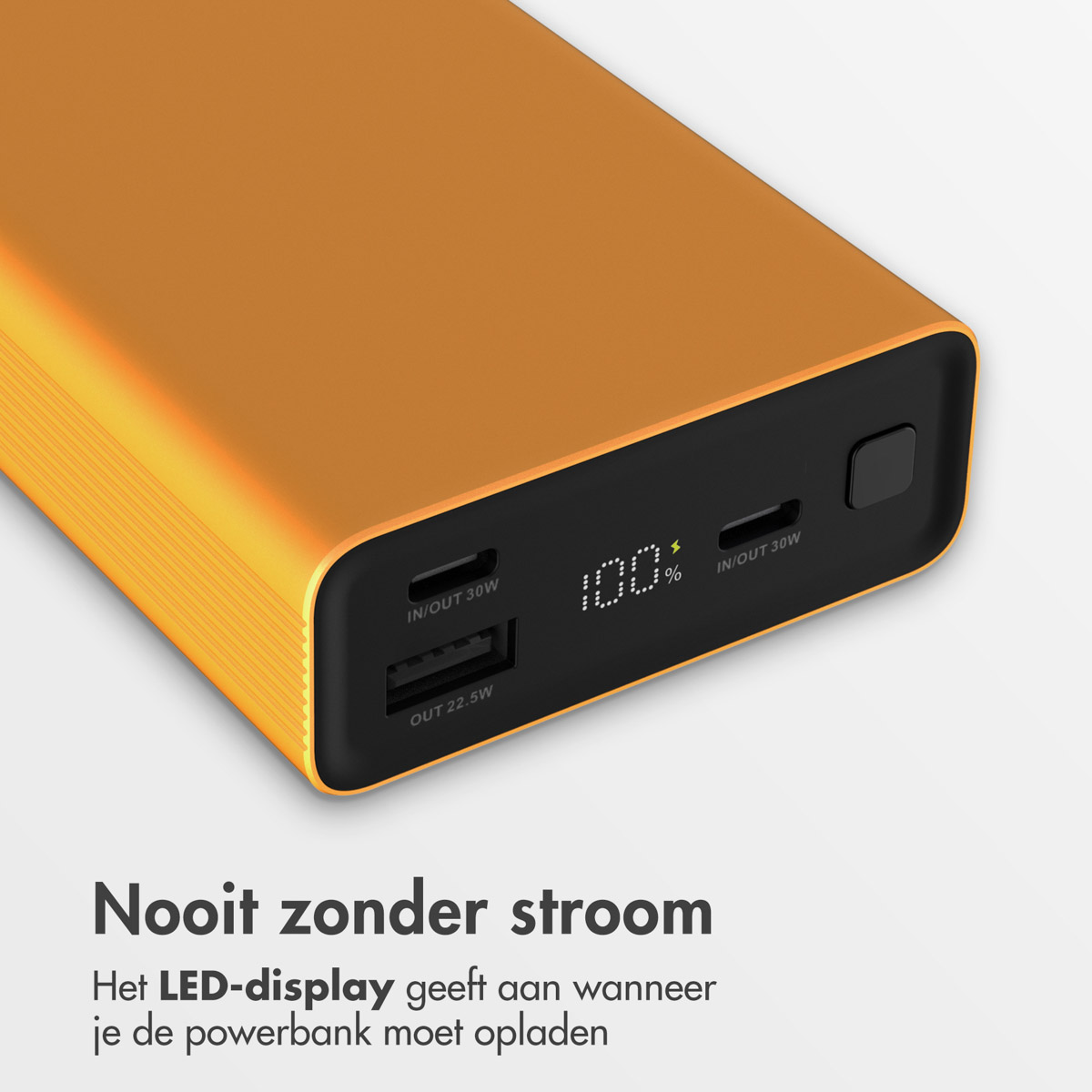 Une batterie externe dorée affichant une charge complète sur l'écran LED. Texte : Jamais sans énergie.