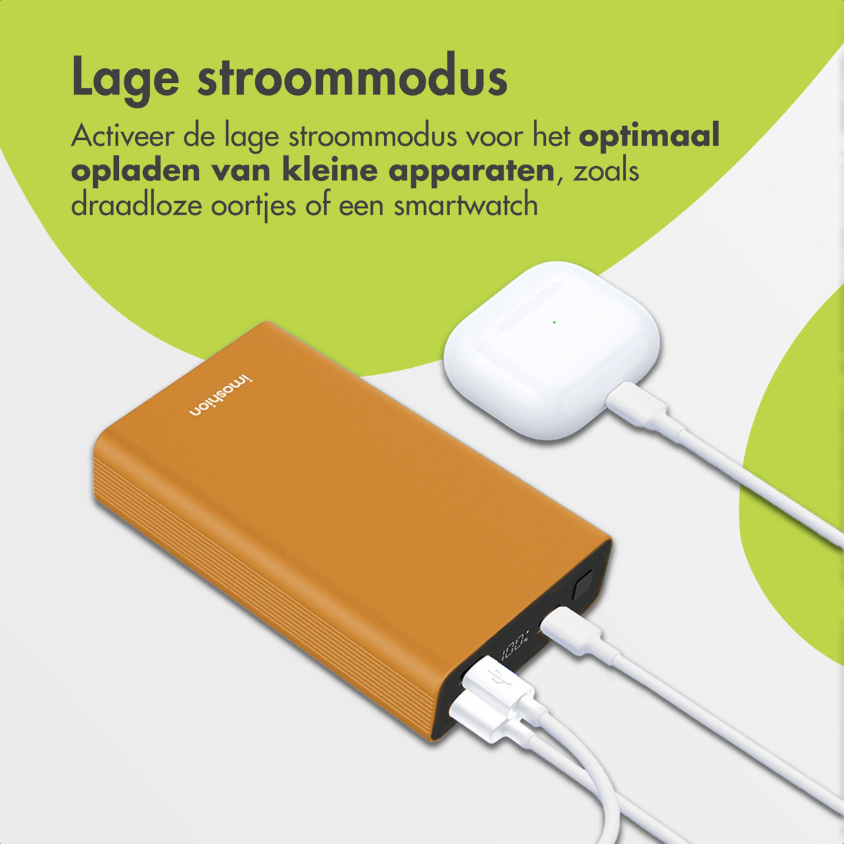 Une batterie externe orange chargeant un écouteur sans fil blanc.