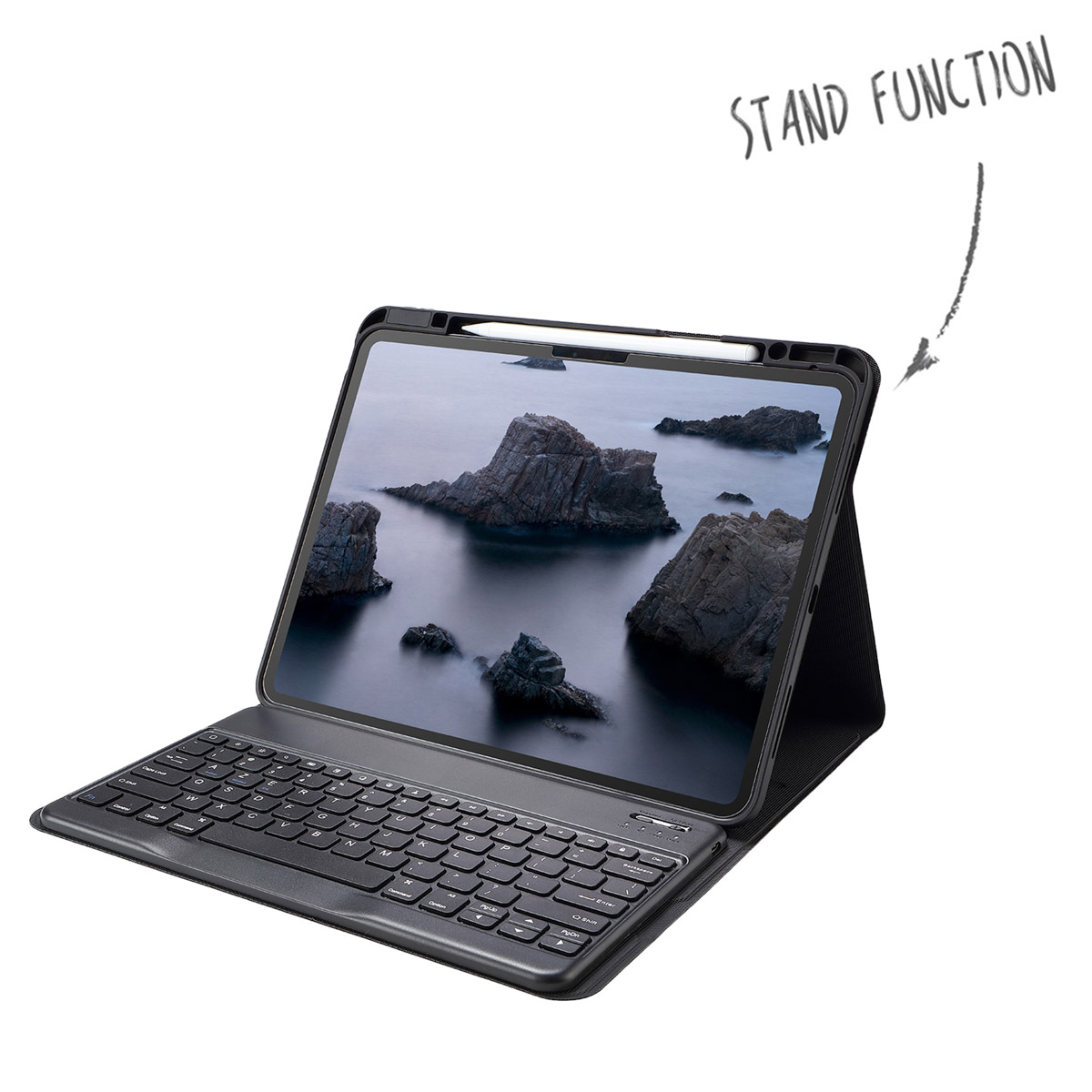Een tablet in een toetsenbordhoes met een pen, met een landschapsafbeelding, op een witte achtergrond.