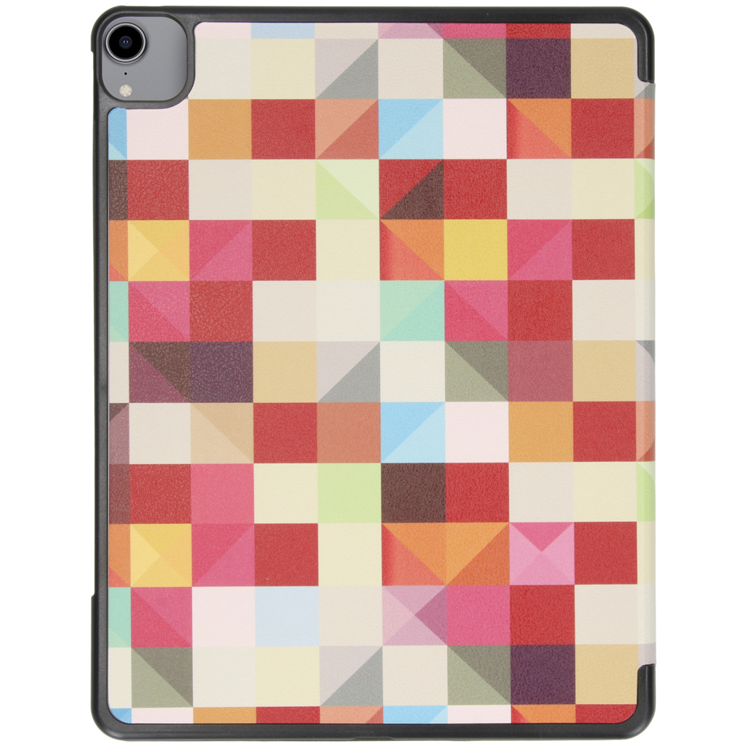 iPad-hoes met een kleurrijk geometrisch patroon. Vierkanten van rood, geel en oranje zijn zichtbaar.
