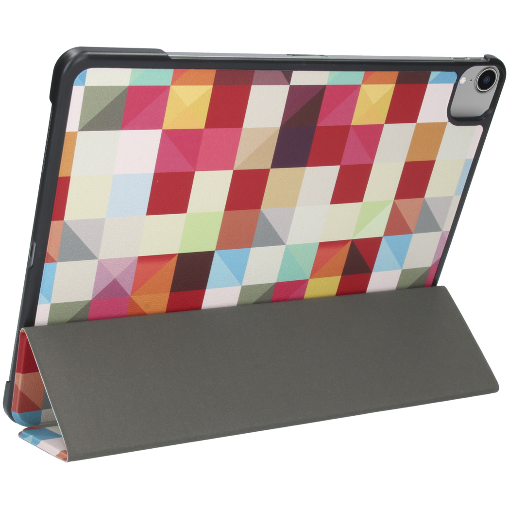 Tablet met hoes open, met een kleurrijk geometrisch ontwerp op de achterkant en standaard.