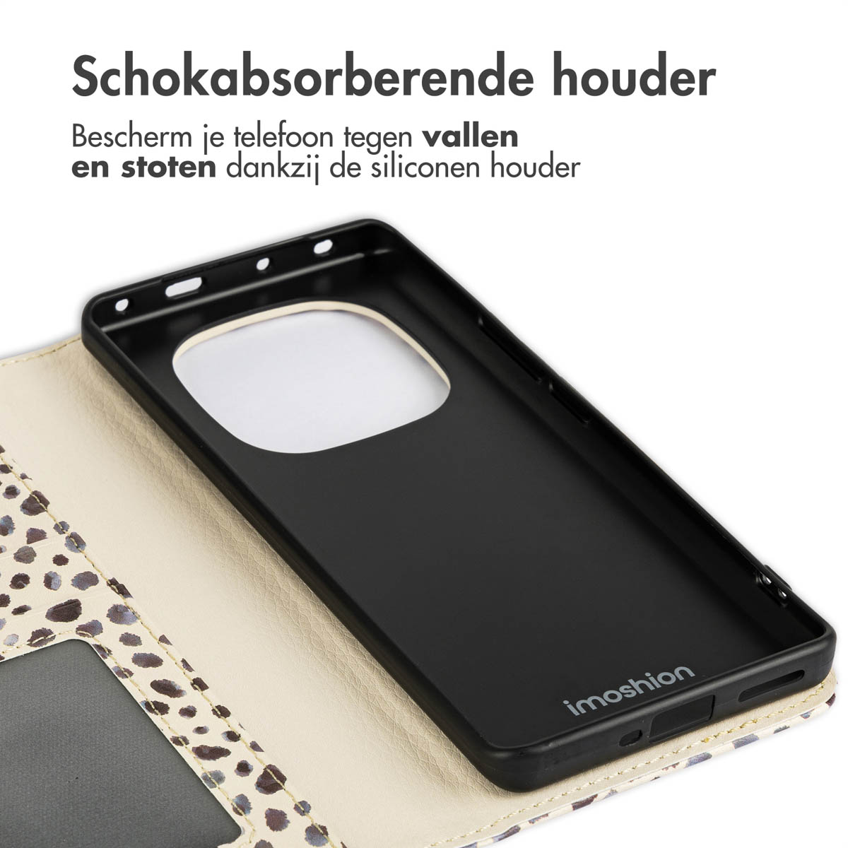 Telefoon in een zwarte hoes, luipaardprint binnenkant. Witte achtergrond.