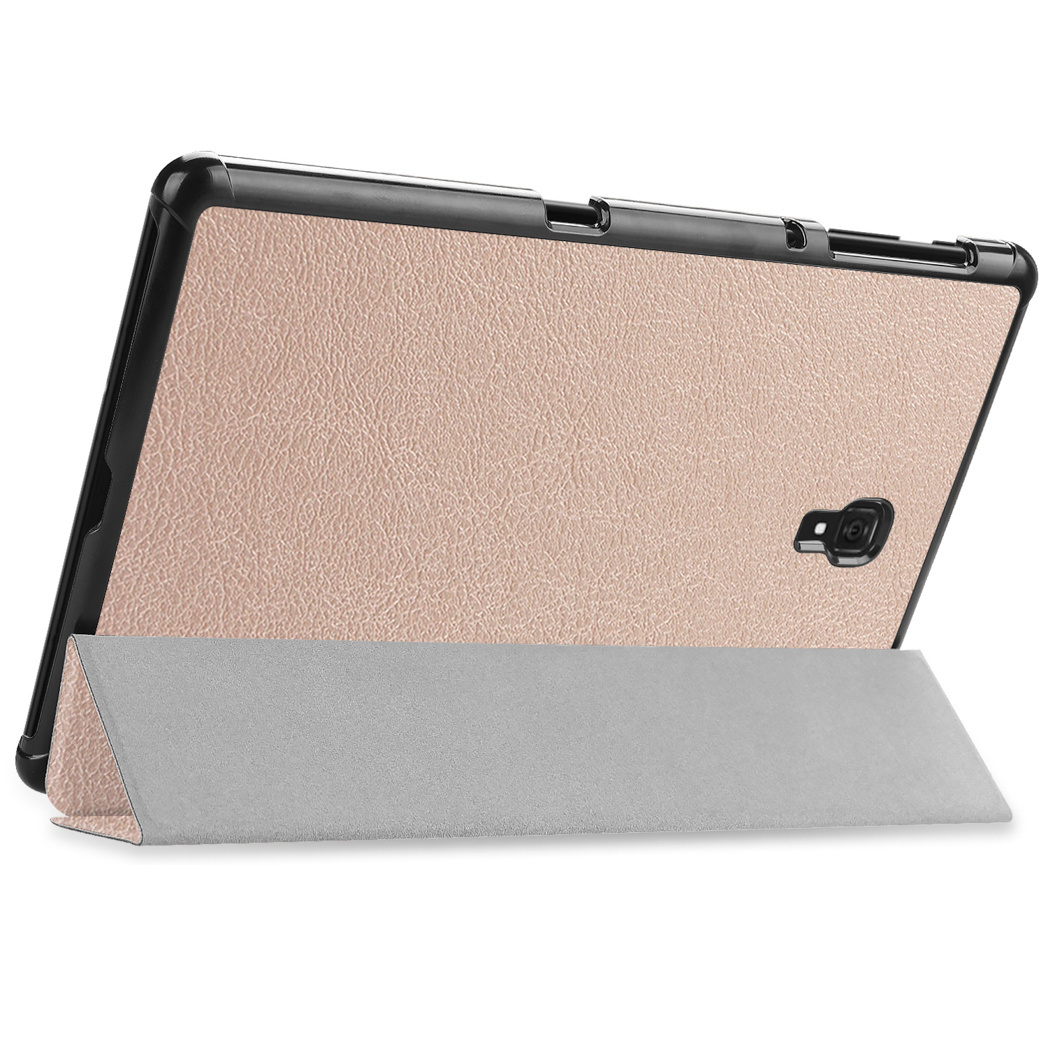 Tablette dans un étui rose clair, calée. Le fond est blanc.