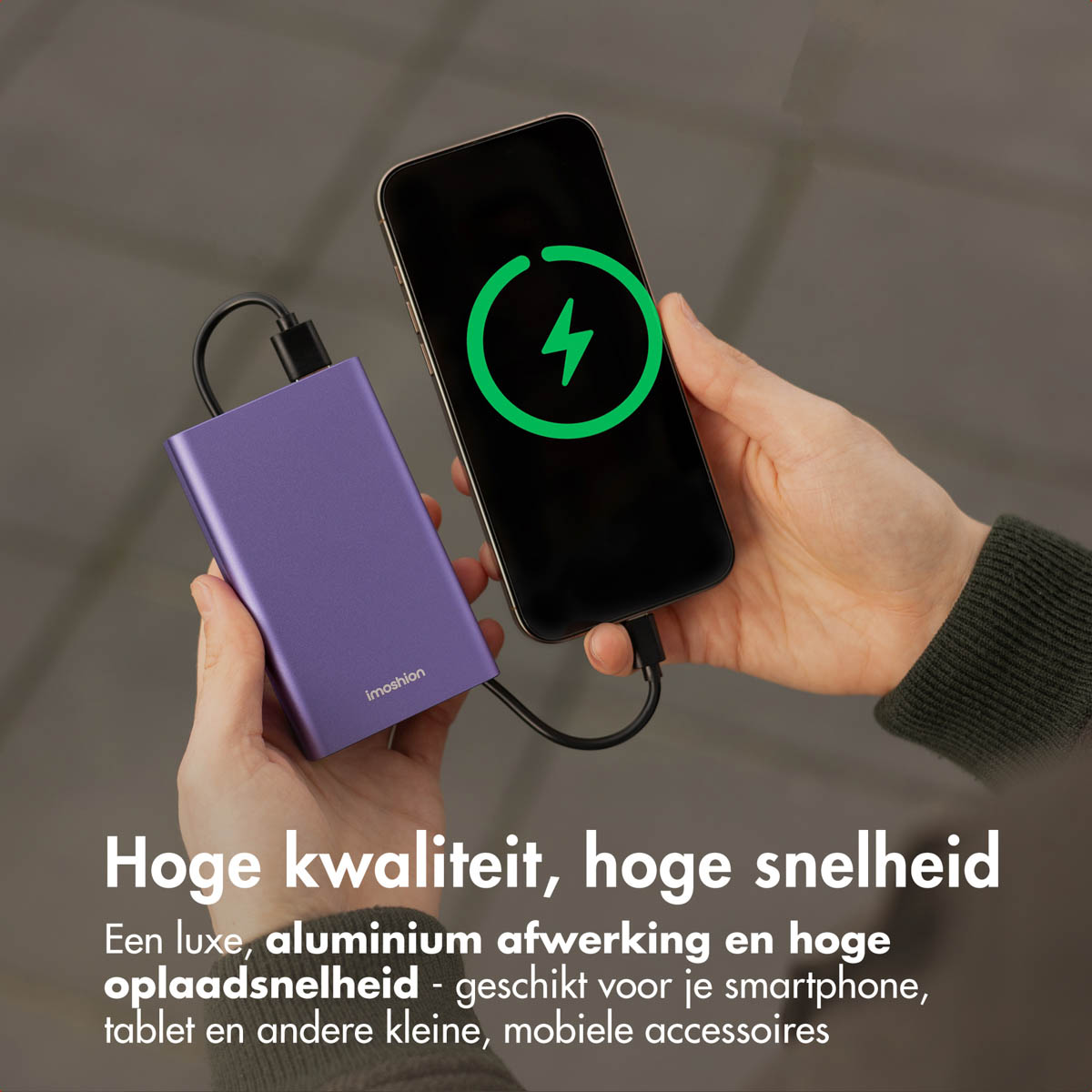 Téléphone et une batterie externe violette avec un câble de charge. Le texte indique haute qualité, charge rapide.