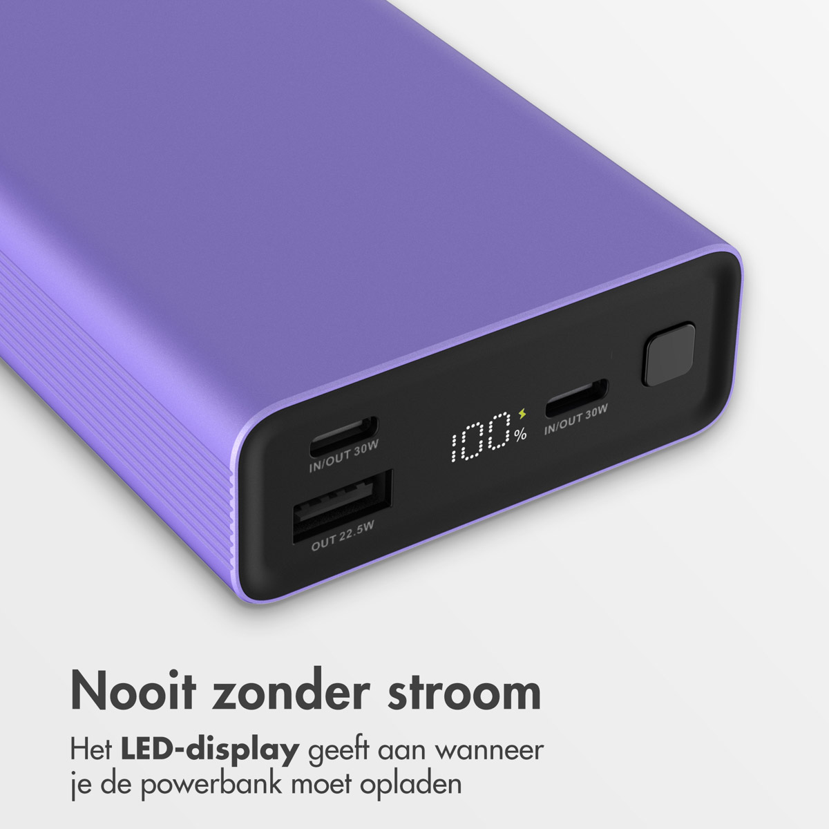 Batterie externe violette avec affichage indiquant 100% de charge. Les ports USB sont visibles. Le texte dit : « Jamais sans énergie ».