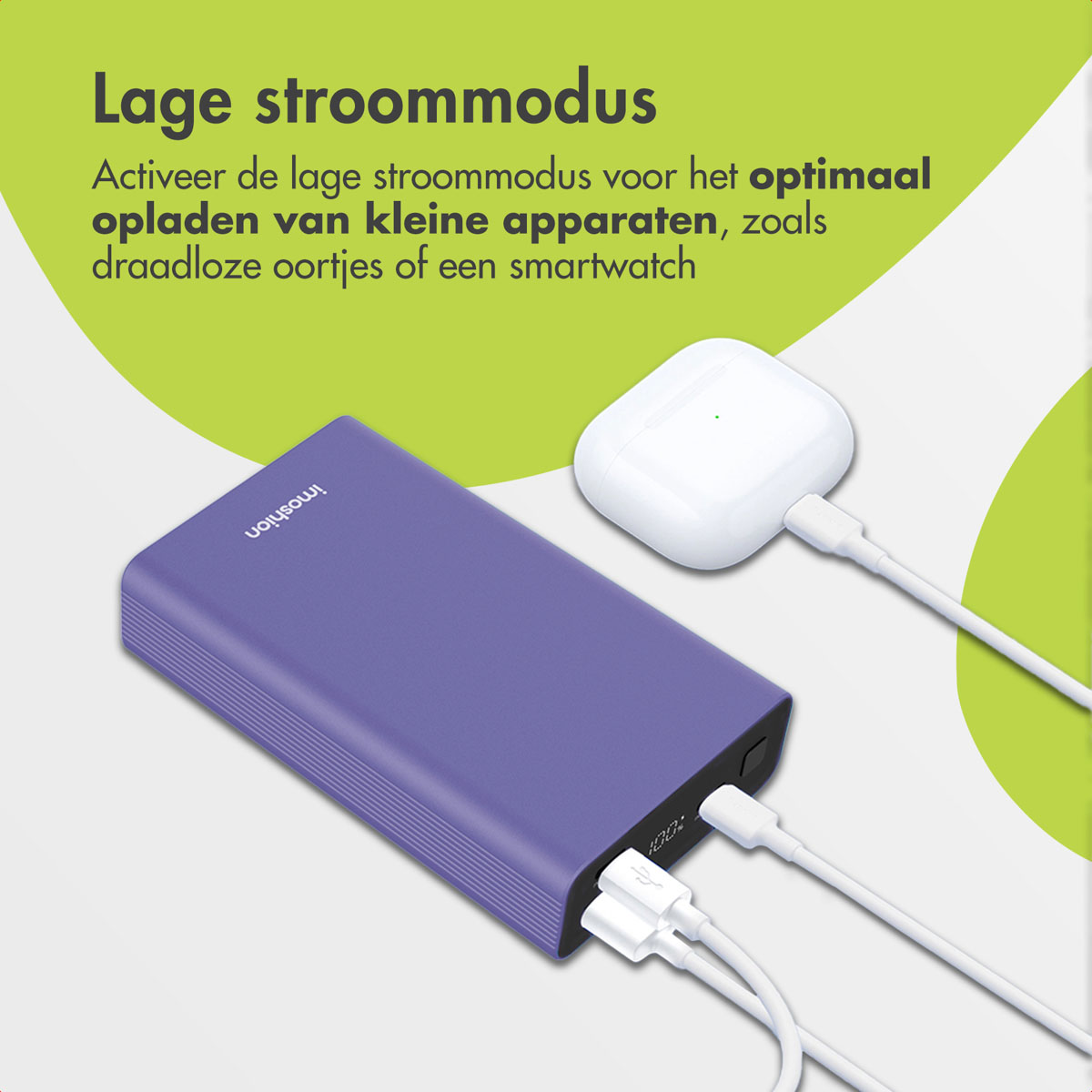 Batterie externe violette chargeant un étui d'écouteurs blanc, avec câbles.