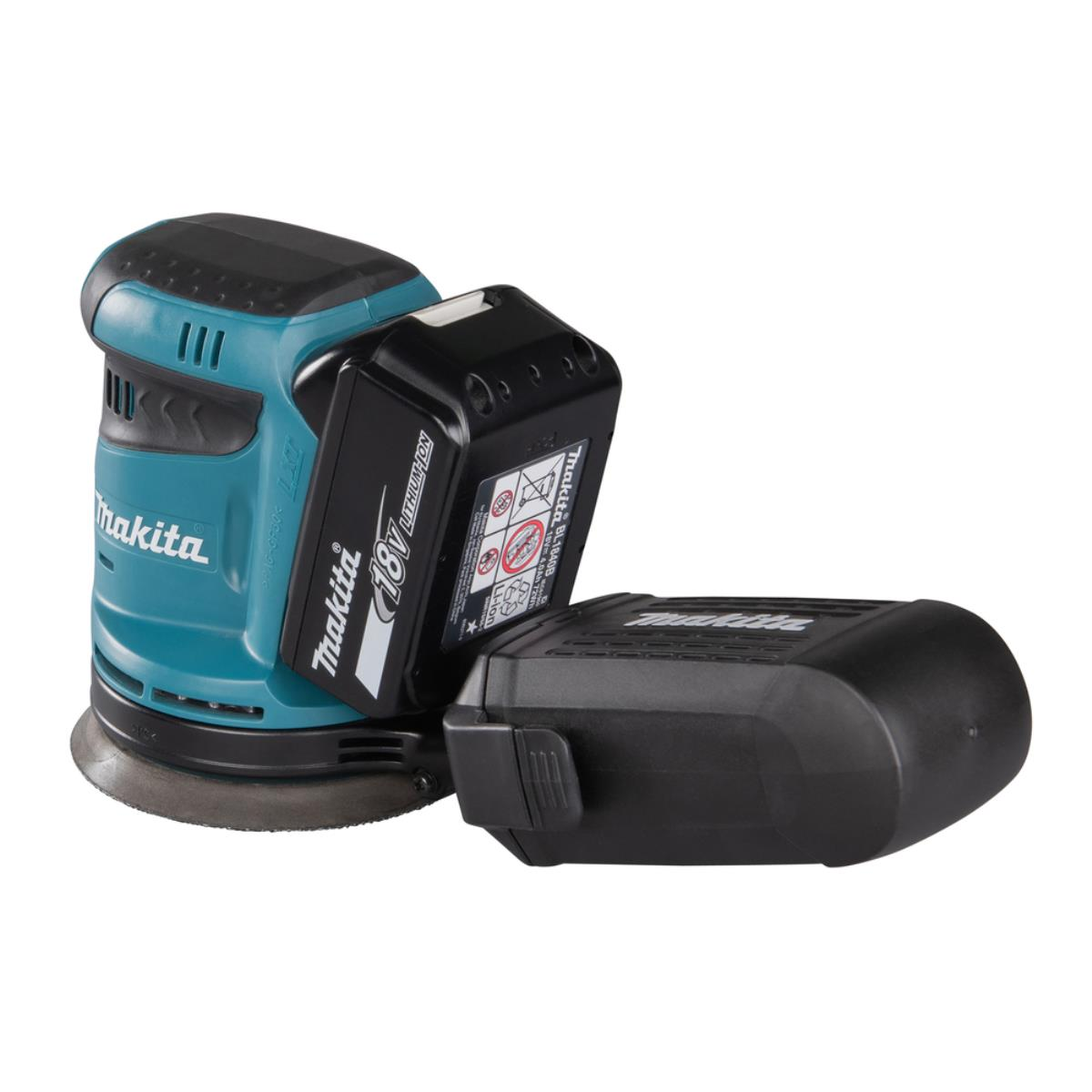 Levigatrice Makita con due batterie. Levigatrice turchese e nera, batterie nere. Sfondo bianco.