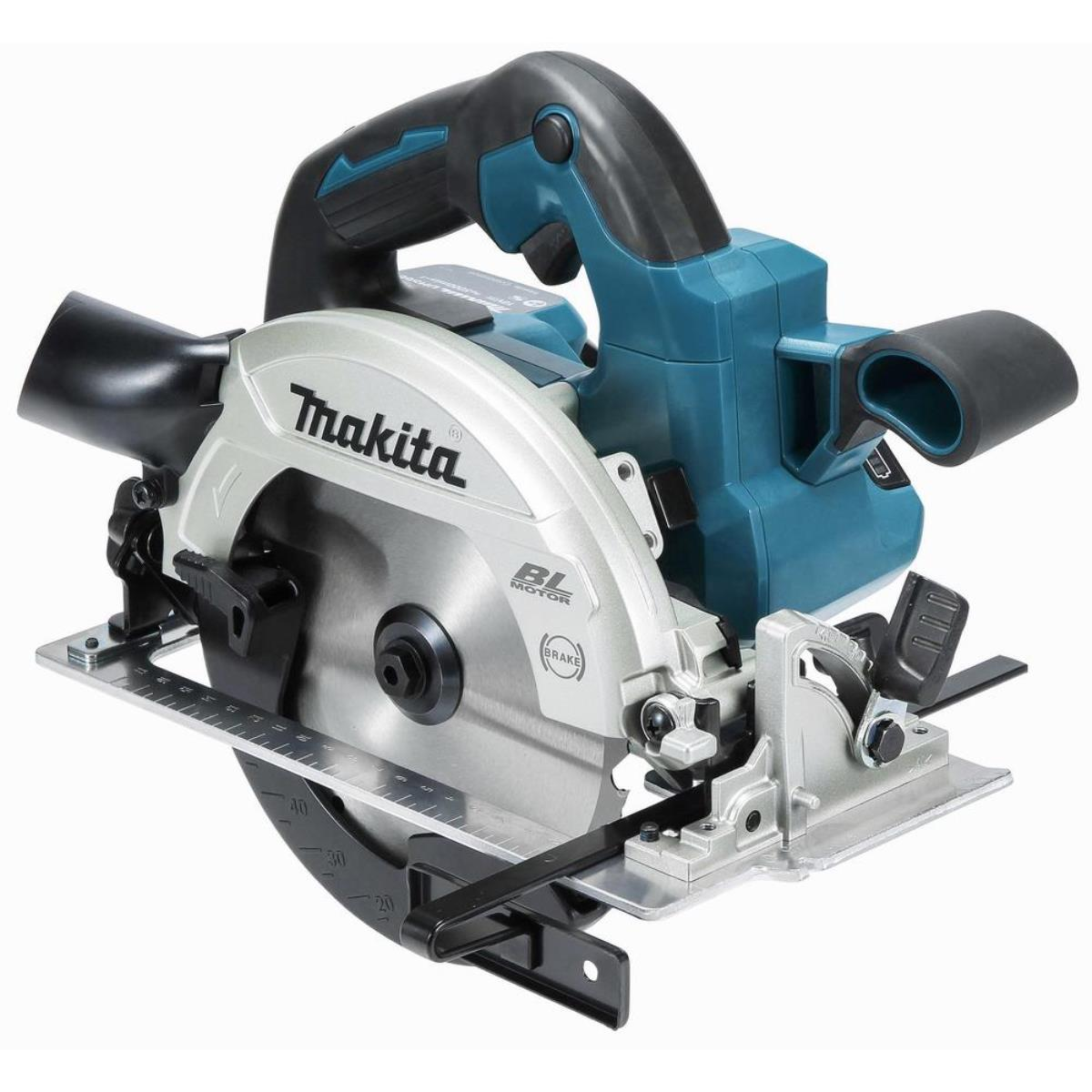 Eine Makita Kreissäge, silber und teal, auf weißem Hintergrund.